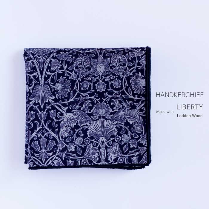 リバティ　ロデン・ウッド（紺系）仕立て ハンカチ（45cm × 45cm） ［メール便可］