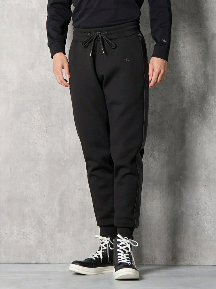 【10%OFFクーポン：11月20日20時～30日23:59まで】【1PIU1UGUALE3】メンズカジュアルパンツ スエット ワンポイントレザー 1PIU1UGUALE3 RELAX LEATHER LINEPUNCH LONG ブラック M L LL ポリエステル レーヨン ポリウレタン 秋冬