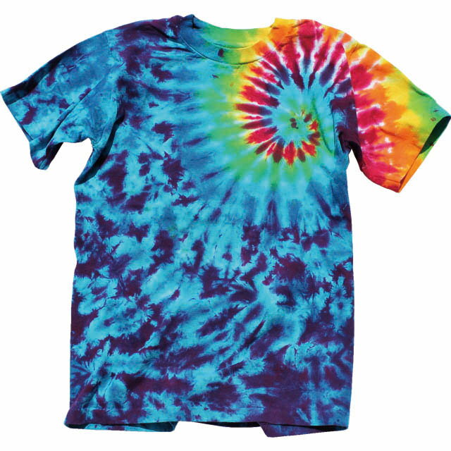 OFFSET RAINBOW SPIRAL TIE-DYE T ブルーとパープルのタイダイに肩の部分がレインボーに染めてあるTシャツ。 【素　材】コットン 100％ 【カラー】レインボースパイラル 【サイズ】 　S：肩幅40cm / 身幅42cm / 着丈61cm / 袖丈18cm 　M：肩幅cm / 身幅cm / 着丈cm / 袖丈cm 　L：肩幅cm / 身幅cm / 着丈cm / 袖丈cm ※サイズは商品により多少の誤差が生じる可能性がございます。あくまでも参考程度とお考え下さい。 ※ご利用のプラウザや環境により、写真と実際の商品の色目が若干異なる場合がございます。予めご了承下さい。