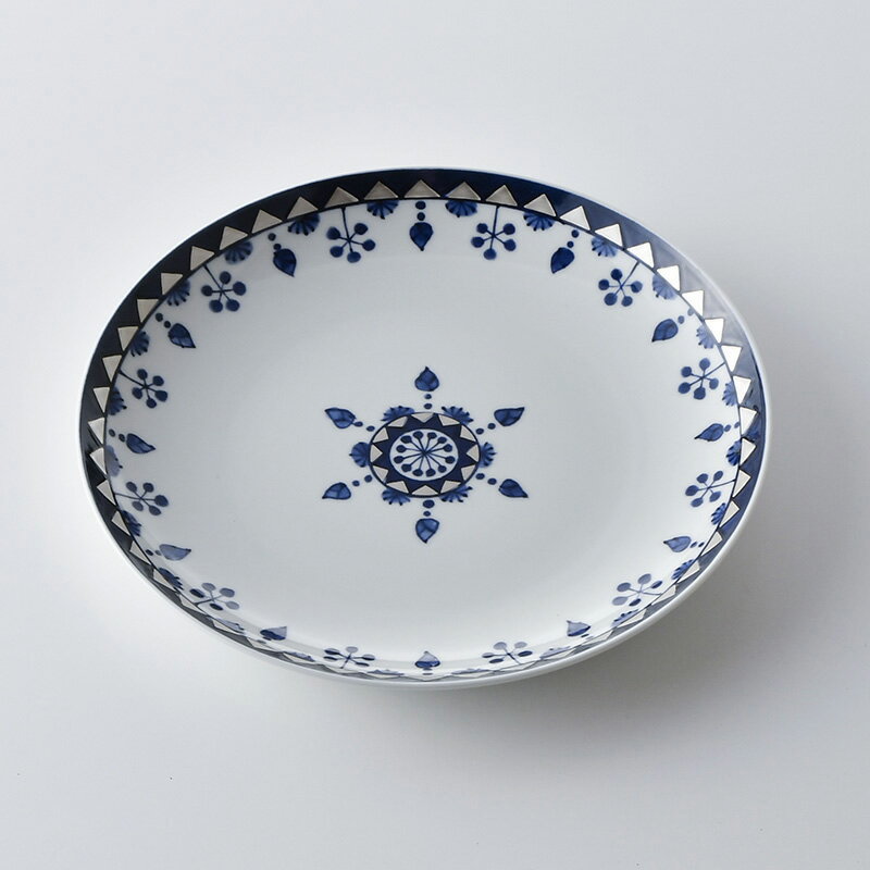 飾り銀彩ラージプレート（24cm）【波佐見焼き】藍古伊万里様式の染付に銀菜を施した気品のあるお皿、石丸陶芸林九郎窯オリジナル商品です。