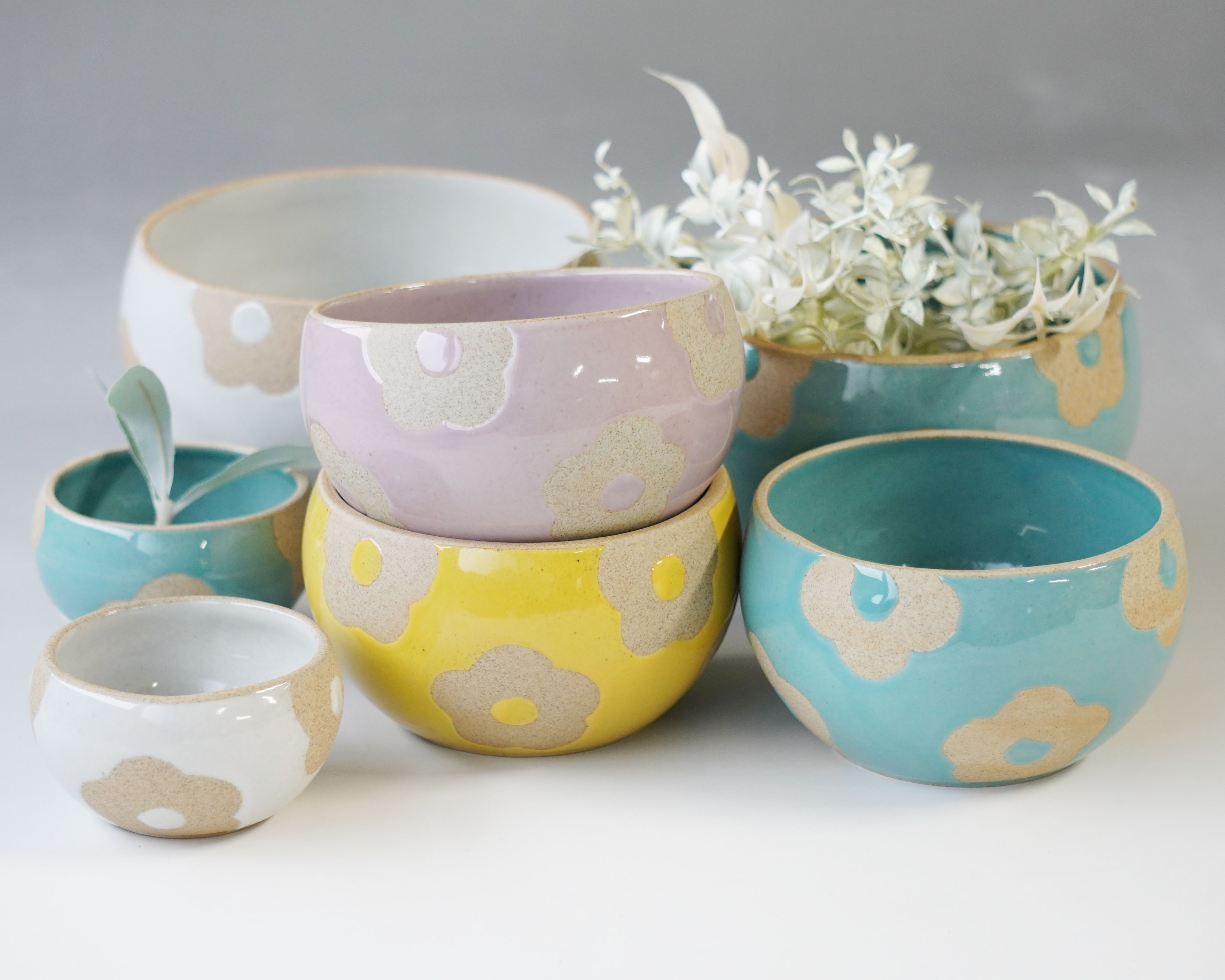 花花 ボウル中 　波佐見焼 食器 和山 WAZAN ボウル カフェ おもてなし 北欧 カジュアル シンプル おしゃれ 新生活 食洗器OK 電子レンジOK かわいい お祝い 引き出物 ギフト はさみやきのサムネイル