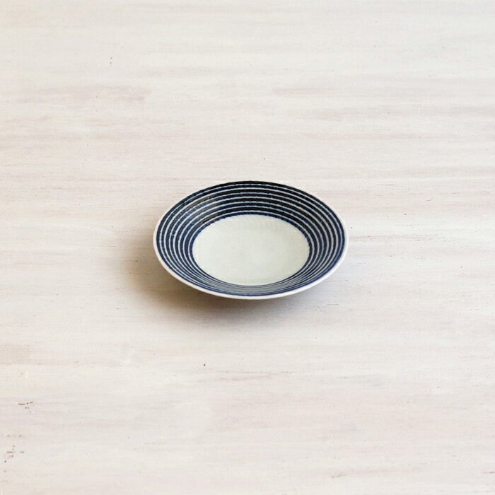 波佐見焼 食器 藍駒 小皿 和山 WAZAN プレート 小皿 豆皿 おしゃれ 収納 スタッキング カジュアル シンプル レトロ 染付 ボーダー ナチュラル 食洗器OK 電子レンジOK かわいい お祝い 引き出物 ギフト はさみやきのサムネイル