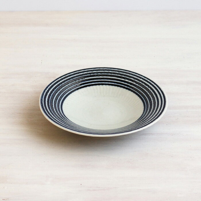 波佐見焼 食器 藍駒 6寸皿(直径18cm) 和山 WAZAN プレート 丸皿 おしゃれ 収納 スタッキング カジュアル シンプル レトロ 染付 ボーダー ナチュラル 食洗器・電子レンジOK！ ギフト はさみやきのサムネイル