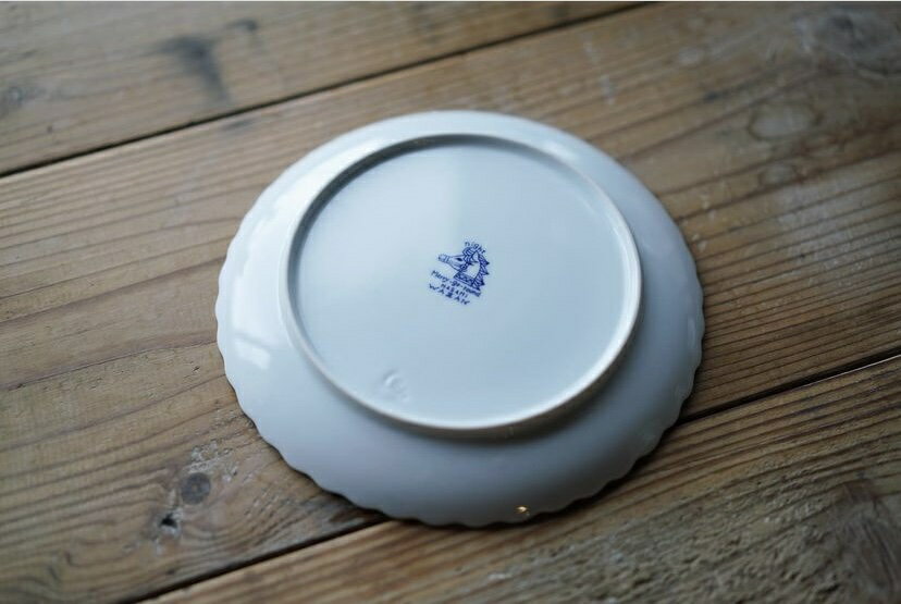 【楽天スーパーセール ポイント10倍】波佐見焼 食器 メリーゴーランド（シルバーなし）丸皿小 プレート小 和山 WAZAN おしゃれ こども食器 クリスマス パーティ おしゃれ かわいい 食洗器OK レンジOK プレゼント 新生活 お祝い 引き出物 ギフト はさみやき