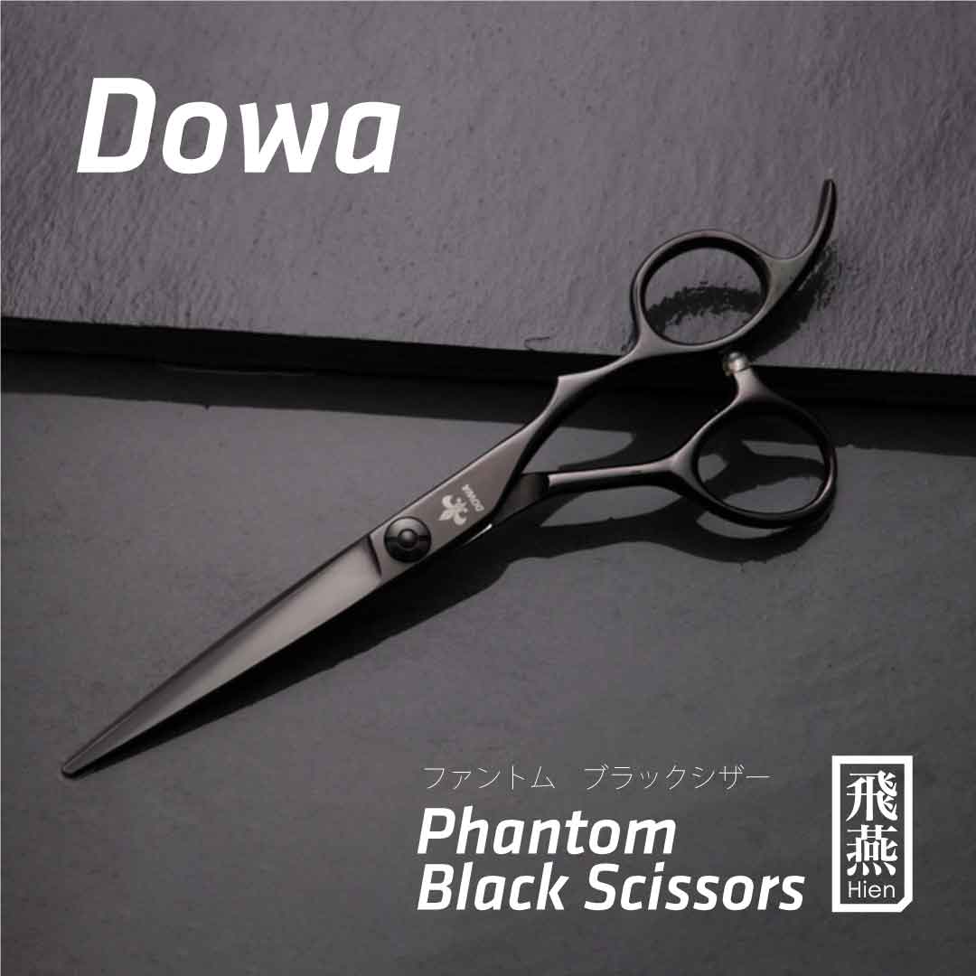 商品名： 飛燕 Dowa Phantom 立体 ブラックチタンコーティング シザー Black Scissors サイズ：5.5inch / 6.0inch 刃材：440Cブラックチタンコーティング 5.5inch 寸法　全長168mm ネジ中央から刃先端まで64mm 重さ　53g 6.0inch 寸法　全長175mm ネジ中央から刃先端まで73mm 重さ　56g ブラックチタンコーティング 立体ハンドル シザー 超人気Phantom! シックな中にも存在感を放つブラックシザー。 フィット感のあるハンドルで長時間の使用でも疲れにくく、 どんな角度で使っても持ちやすいデザインになっています。 スパッと綺麗なラインが出しやすい仕上げ。 シザーメーカー「飛燕シザー」のオリジナル商品をお届けします。 メーカー保証　3年3回の無料メンテナンス付き 落下や刃カケなども対応可。 （メンテナンスご希望の際は、送料のみご負担をいただいております。）&#9656;&#9656;ゲリラセールや&#9666;&#9666;ここだけのお得情報も！&#9656;&#9656;メルマガ登録&#9666;&#9666; &#9656;&#9656;セール開始や&#9666;&#9666;ポイント UPをお知らせ！&#9656;&#9656;お気に入り登録&#9666;&#9666;