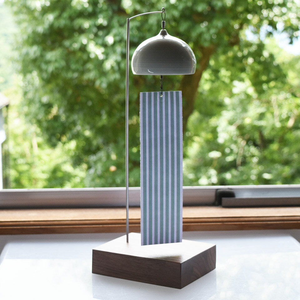 風鈴 スタンド インテリア ウインドチャイム 陶器 磁器 窓辺やテーブルに 置く モダンで 美しいデザイン 日本の伝統技法 千筋 柔らかく美しい音色 短冊は伝統模様の縞模様 風通しを良く 風の流…
