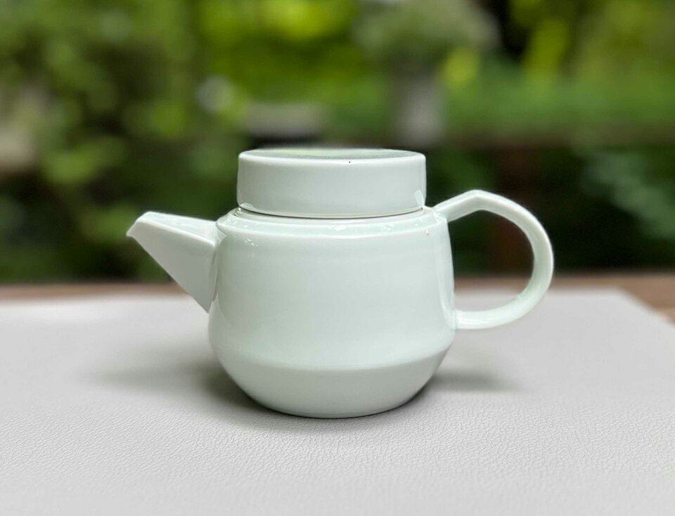 主婦の目線から生まれた新しいスタイルの急須です。　茶こしだけを独立させることで、お茶を淹れた後の茶葉が簡単に捨て易く洗いやすい。　お手軽にお茶（緑茶、ほうじ茶、紅茶など）を楽しめます。 ティードリッパー+ポットセット ポットはソース、出汁、たれ、コーヒーなどのサーバーとしてお使いできます。 茶こしが磁器製が良いという理由　お茶の専門家による、ステンレスは金属のにおいが付きやすく、目の細かいナイロンフィルターなどは濁りのお茶の旨味部分まで漉し取ってしまうと言います。 手作業及び少量生産のためサイズ、重量、色、釉薬など多少のバラツキがございます。 細部につきましては改良のためサイズ形などに変更がある場合がございます。 使用法 ドリッパーに茶葉を入れ、お湯をそそぐだけ。 少しずつお湯を注ぎ蒸しながら抽出するなど淹れ方もお楽しみいただけます。 通常の磁器の急須の茶こしの穴は直径1mm、役120個ほどです。このティードリッパーは直径約0.5mm、役33個の穴があけてあり、通常の急須に比べて細かい茶葉も漉すことができます。 茶こしを通り抜けた粉や旨味は湯呑に移す時にお好みの量に調整することが出来ます。 ご注意 茶こしの穴のサイズ、数量、配置には十分配慮しておりますが、最近は粉茶が入った茶葉も多くい見受けられます。その場合茶こしを通り抜けたり、詰まって落ちが悪い場合がございます。その時は茶こしを持って、上下に1cmほどカタカタと軽く揺すってください。静かに落ちてゆきます。（あまり強く当てることは避けてください。） ティードリッパー 茶こし部分　7.5×7.5×7.4cm　蓋　7.8×7.8×1.9cm ポット　18×10.5×80　実効容量330cc