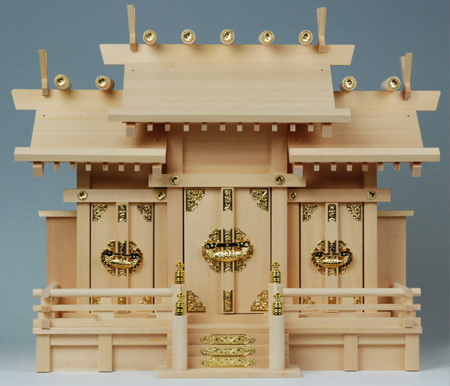 商品の詳しいご案内 材質 良質の桧（木曽ひのき） 外寸 42.5(高)×52(巾)×21(奥) 内寸 本社30(高)×11.5(巾)×7(奥)末社23(高)×9.5(巾)×5(奥) 備考 コンパクトサイズの三社 同型のサイズ違いの神棚は画面をスクロールしてご覧下さい↓【新しい年を新しい神棚、神具で迎えましょう！】 【屋根違い三社】の材質：主材に木曽ひのきを使っています当店表示の「木曽ひのき」とは、樹齢250年程の天然木です。ひのきの特質である淡いピンクの色合いと独特の芳香をもっています。特に、木目が繊細で、艶もよく、虫や水にも強いなど、木材の王様的存在です。 屋根違い三社（小）上級品棚板設置例 三社型の神棚の中でも人気の高い屋根違い三社（小）を「壁面取り付け用組み立て式棚板No3（棚巾60センチ）」に設置した例になります。 棚板のサイズはこの設置例のように巾60センチの棚で十分載せられますが神具が多い場合や、設置場所が広い場合は棚巾75センチのタイプでもゆとりがあり良いと思います。 ［設置例の内容］ ・屋根違い三社（小）上級品 ・壁面取り付け式棚板No3 ・長手三宝八寸 ・神具七点セット（小） ・PC神前灯篭6号 ・神鏡並彫り2号 ・上等品榊葉（小）