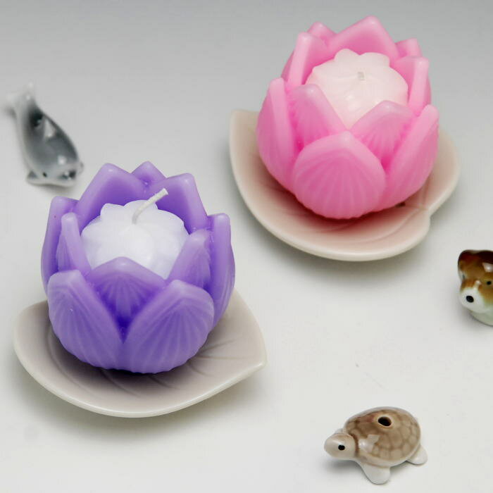 仏様の灯りに、仏壇用、中陰祭壇用にお使いいただけます。蓮の花をモチーフにしているので明かりを灯さなくても、仏前のお飾りにも鮮やかな色でお飾りいただけます。 器は部屋香のお香立てにもお使いいただけます。燃焼時間約6時間と長時間明かりを灯します。イザ！という時、非常用、災害用にもお使いいただけます。 ［ローソク（本体）サイズ］ 高60×直径60ミリ ［器］ 外寸：縦82×横75×20ミリ ［燃焼時間］ 約6時間 ［入数］ 入数：　1個入 ［色］ 色はパープルとピンクの二色がございます。 御注文時にプルダウンでお選びください［発送日］在庫状況により発送までに3〜10営業日必要になります。 ※ご覧頂いている環境により色合いが多少異なる場合もございますのでご了承くださいませ。 ［商品区分：ロウソク・ろうそく・蝋燭・非常用・災害用］