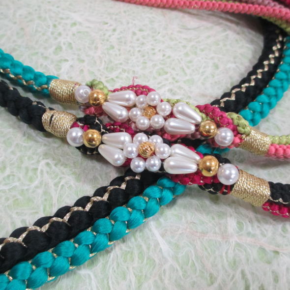 　素材 絹100％（金属糸使用） 長さ：約183cm 　商品説明 振袖用のオシャレな帯締めです。 振袖に合わせてご使用ください。 成人式・結婚式・パーティー・お正月…様々な記念日・お祝いに。 ※ 最断面により、柄の出方が写真と若干異なる場合がございますので、予めご了承くださいね。 ※ 最大限の色表現をしておりますが、モニターにより若干色目が異なる場合がありますので、予めご了承ください。