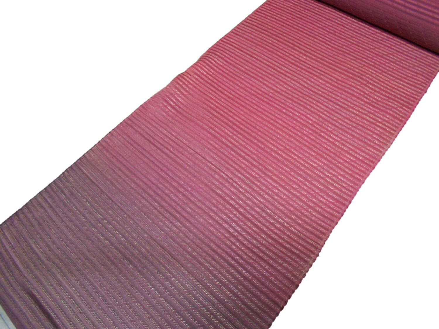 素材：絹100％　・色　紫地ボカシ染め　　　　寸法：巾　約37.5cm　　・長さ　約9m60cm※地厚な生地をボカシ染めした絵羽コート地です。反物ですので羽織・道行コート・道中着などにお仕立ていただけます。※モニター発色具合により実際の物と色が異なる場合がございます。お仕立（羽織・コート・海外手縫い仕立）をご希望の方はこちら羽織反物　　【正絹】　　【羽尺】　　【絵羽織】　　【絵羽コート地】　　【紫地】　　【スコッチガード】　　【日本製】　　【未仕立て】　　【送料無料】　　