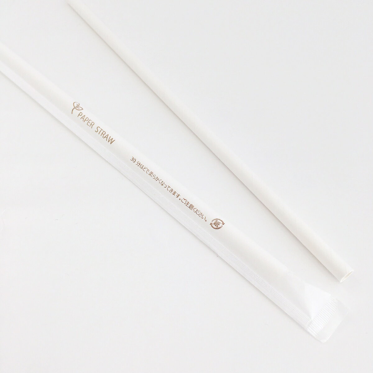 商品情報 サイズ 6×210形状 ストレート色 白包装 紙包装「PAPER STRAW」のロゴ入り入数 500本業務用　ペーパーストロー　500本入　白　紙包装 在庫多数 地球に優しい 「紙」でできたストローです。1本1本包装され清潔に保管できます。白　ストレート　エコ　「PAPER STRAW」ロゴ入り 業務用のペーパーストローです。 ストローも包装もすべて白い紙です。「PAPER STRAW」のロゴが入っています。6×210ミリで最も一般的なサイズのストレートストローです。環境に配慮し、これからペーパーストローを使ってみようとお考えになっている方に、まずは小ロットの500本から。 1