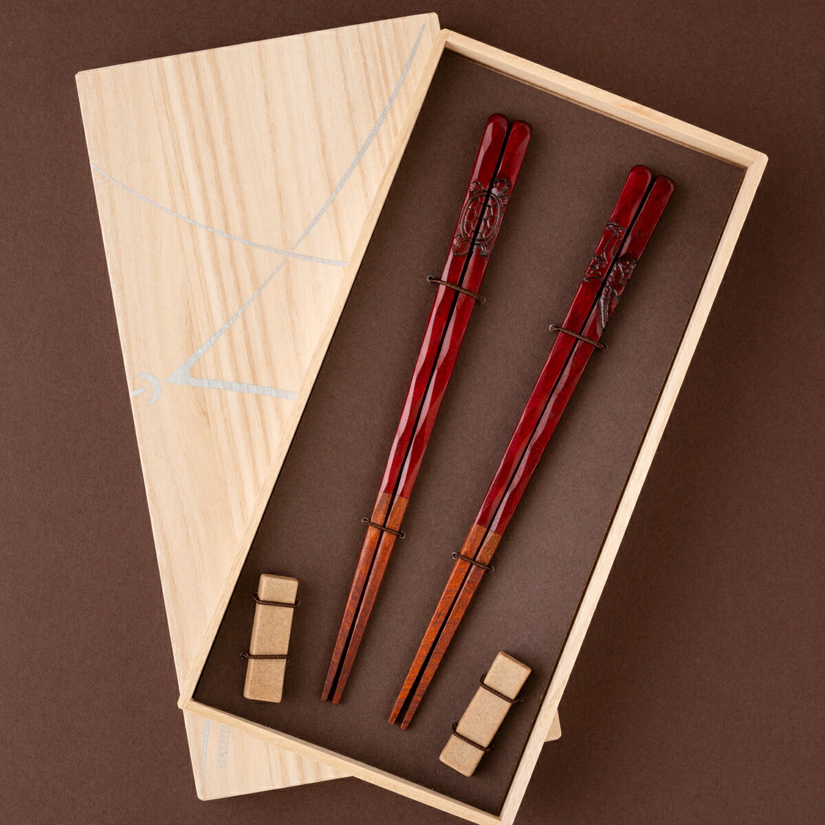 鶴亀 彫塗分 22.5cm 小豆色 ペア 砂岩箸置付 ギフト箱付 お箸の専門店 【箸蔵まつかん】 マツ勘 夫婦箸 箸 お箸 はし おはし 漆 箱入り 桐箱 プレゼント 贈り物 お祝い 還暦祝い 退職祝い 誕生日 日本 海外 お土産 日本製 敬老の日