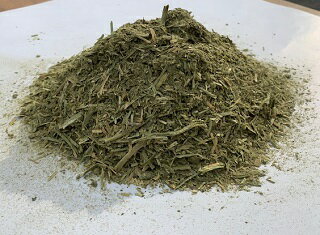 【本品は在庫がなくなり次第終了となります ! 】アルファルファの粉 6kg（3kg袋x2袋）ルーサンの粉 スコップ付きファイバーミール 飼料用 養鶏のエサアルファルファ ヘイキューブ牧草ふりかけ 牧草粉末 牧草パウダー【園芸用 肥料等にも】送料無料のサムネイル