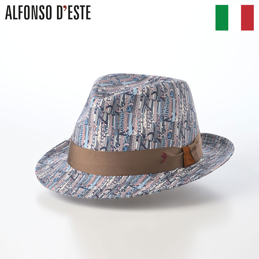 仕様 カラー：ネイビー ブランド：ALFONSO D'ESTE（アルフォンソ・デステ）／イタリア 素材：綿100％ つばの広さ：約4〜5cm 重さ：約90g イタリア製 着用シーズン：春〜夏 ※サイズ調整テープ（長さ30cm）が1個付属します。 ■ サイズの目安 メーカー表記　58cm、60cm 実寸サイズ：表記より約1cm小さい ■ 取り扱いのご注意 柄の位置には1点ずつ差があり、画像と異なる場合があります。予めご了承ください。 ナポリの文化と南イタリアに息づく職人技術を背景に生まれた帽子ブランド ALFONSO D'ESTE（アルフォンソ・デステ）は、2000年代初頭に生まれたイタリアの帽子ブランドですが、その歴史は4世代にわたり受け継がれてきた帽子づくりの伝統に根ざしています。 南イタリア・ナポリの文化や空気感、そしてカンパニア州に息づく職人技術を背景に誕生し、クラシックなイタリアンスタイルと現代的な感性を融合させた帽子ブランドとして発展してきました。 ブランド名は、ルネサンス期のイタリアで芸術文化の保護者として知られた貴族「アルフォンソ・デステ」に由来しています。 製品は"Made in Italy"にこだわり、デザインから生産までをイタリア国内で一貫して行っています。素材選び、縫製、仕上げに至るまで、長年の職人技術と細部への徹底した想いが息づき、そこに現代的なクリエイティビティや実験的な感覚を加えることで、独自の世界観を築き上げています。 ALFONSO D'ESTE（アルフォンソ・デステ） は、「伝統を現代的に再解釈する」ことを大切にしている帽子ブランドです。タイムレスなエレガンスと、遊び心のあるデザイン感覚を融合させることで、イタリアらしい洗練と個性を表現しています。 クラシックとモダンが自然に共存し、個性を引き立てる洗練デザインが魅力 ALFONSO D'ESTE（アルフォンソ・デステ）の帽子は、クラシックとモダン、エレガンスと遊び心が自然に共存している点が大きな魅力です。 クラシックなシルエットの中に大胆なディテールや現代的な解釈を加えることで、"伝統的なのに新しい"という独自のバランスを生み出しています。 帽体についても、リネン、コットン、ウール、レザーなどの素材をこだわって厳選。ナチュラルな風合いを活かしつつ、独特のカラーリングや柄使いによって、イタリアブランドらしい華やかさや個性を巧みに表現しています。 帽子種類としては、中折れハット、ポークパイハット、ハンチング、キャスケット、キャップなどを幅広く展開。伝統的なフォルムをベースにしつつ、現代のファッションにもなじむ洗練されたデザインへと昇華させています。 ALFONSO D'ESTE（アルフォンソ・デステ）の帽子は、職人技術、創造性、革新性が一体となったストーリーを込めた、かぶる人の個性を上手に引き立てるデザインが魅力です。日常のファッションにイタリアらしい感性と豊かな表情を加えてくれる帽子ブランドとして、広く支持を集めています。