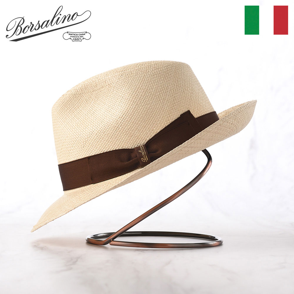 ■別のカラーはこちらナチュラルナチュラル仕様 カラー：ナチュラル ブランド：Borsalino（ボルサリーノ）／イタリア 素材：天然トキヤ草100％ 編み方：Brisa（石目編み） 編み目細かさ（グレード）：スタンダード つばの広さ：約5.5〜6.5cm 重さ：約70g イタリア製 パナマハット 着用シーズン：春〜夏 ※サイズ調整テープ（長さ60cm）が1個付属します。 ■ サイズの目安 メーカー表記　57cm、59cm、61cm 実寸サイズ：表記より約1cm小さい ■ 取り扱いのご注意 商品によって、内側に検品用の焼印が入っている場合がございます。天然素材を使用しているため、時間の経過および光への露出により、色目が変わることがありますが、不良品ではございません。 リボンのズレ防止のための縫い付け箇所があります。 紳士帽を代表する人気ブランド「ボルサリーノ」 ボルサリーノは、1857年イタリアのアレッサンドリアにおいて、ジュゼッペ・ボルサリーノによって創業された帽子ブランドです。 彼がフェルト帽の芸術的職人だけを集めた工房を設立したところから、このブランドの歴史は始まります。 ジュゼッペは創業当初から、「効率のために、いかなる品質を犠牲にすることもできない。」というフィロソフィーを持ち、最上の素材と上質の機械を値段に関係なく揃えることに徹していました。 こうしたボルサリーノの哲学は、20世紀に入ると大きく花開きます。1900年に開催されたパリ万国博覧会でグランプリを受賞したのを皮切りに、ボルサリーノの高品位な帽子は世界的な注目を集め、一躍トップクラスの有名ブランドへと成長しました。 以来、現在に至るまで、紳士帽を代表するブランドとして抜群の人気を誇っています。 映画『ボルサリーノ』で人気に火がつく ボルサリーノの帽子は、1970年にアラン・ドロンとジャン・ポール・ベルモンドが出演した映画『ボルサリーノ』により、世界中で人気に火がつきました。 日本においては、「ボルサリーノ帽」が中折れ帽の代名詞となり、フェルト製のハット全般を指す愛称として広く用いられるようになったほどです。 ボルサリーノの帽子には特別な大人の色気があり、スーツやコートなどダンディーなスタイルとの相性がよく、多くの帽子ファンにとって憧れの存在となっています。 帽子種類としては中折れ帽（フェルトハット、パナマハット）が有名ですが、キャップ、ハンチング、アルペンハット、バケットハットなどもラインナップされています。