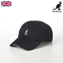 ■別のカラーはこちらチャコールグレー仕様 カラー：ブラック ブランド：KANGOL（カンゴール）／イギリス 素材：ポリエステル75％、モダクリル25％ つばの広さ：約7cm 重さ：約80g 台湾製 着用シーズン：春〜夏 ■ サイズの目安 実寸：M:56cm、L:58cm、XL:60cm ■ 取り扱いのご注意 手洗い可 [手洗いについてのご説明] ※洗濯の際には品質表示タグの記載内容をご確認ください。 通気性のいい生地のキャップなので、スポーツ時でも快適にかぶれます。ジム帰りやフェスにオススメ。春から秋にかけて長くかぶることができる、使えるアイテムです。 1938年創業で80年以上の歴史を誇る、イギリスを代表する帽子ブランド KANGOL（カンゴール）は、1938年に英国カンブリア州クリーターで創業されたイギリスの帽子ブランドです。1918年に開業された前身は、フランスからバスクベレー帽などの商品を輸入して販売する帽子店でした。 KANGOL（カンゴール）のベレー帽は、第二次世界大戦中にイギリス軍の制服に採用されたのをきっかけに、知名度が高まります。特に、英雄モンゴメリー将軍が愛用する帽子として有名になりました。 ブランド名の「KANGOL（カンゴール）」は、帽子に使われる素材の、ニット（KNITTING）のK、アンゴラ（ANGORA）のANG、ウール（WOOL）のOLを組み合わせた造語と言われています。 シンボリックなカンガルーのロゴは、1983年に採用された後づけのもの。カンガルーのイメージから、オーストラリアのブランドと誤解されがちですが、上で紹介したようにイギリスのブランドになります。 第二次世界大戦後もその人気は盤石で、1948年に自国開催されたロンドンオリンピックの開会式では、英国チームの全員がKANGOL（カンゴール）のベレー帽をかぶって入場行進を行いました。 ザ・ビートルズの公式グッズにも採用され、多くのミュージシャンたちが愛用 KANGOL（カンゴール）といえば、「ビートルズの帽子」というイメージを持つ方も多いのではないでしょうか。 1960年代、帽子ブランドKANGOL（カンゴール）は、ティーンエイジャーをターゲットとしたプロモーション展開を模索します。 当時、若者たちに最も影響力をもっていたのは、イギリス・リバプール出身のロックバンドであるザ・ビートルズでした。KANGOL（カンゴール）は、そんなザ・ビートルズに白羽の矢を立てます。 ザ・ビートルズが本国イギリスからアメリカに初進出して大成功を収めた1964年、KANGOL（カンゴール）は、ザ・ビートルズの公式アイテムとして、帽子の全世界独占製造・販売権を取得しました。 販促活動の一環として、ザ・ビートルズのメンバー自らが帽子を着用しプロモーションを行うことで、KANGOL（カンゴール）の帽子は、「ビートルズの帽子」としてザ・ビートルズの音楽とともに、世界中の若者文化の中へと浸透していきました。