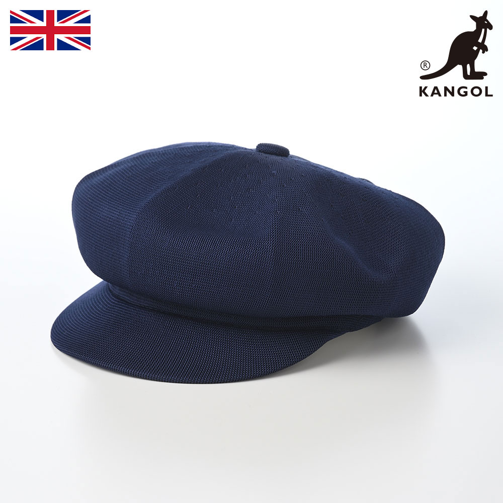 ■別のカラーはこちらセージグリーンブラックムーン仕様 カラー：ネイビー ブランド：KANGOL（カンゴール）／イギリス 素材：ポリエステル65％、モダクリル35％ つばの広さ：約5.5cm 重さ：約110g 台湾製 着用シーズン：春〜夏 ■ サイズの目安 実寸：M:56cm、L:58cm、XL:60cm ■ 取り扱いのご注意 手洗い可 [手洗いについてのご説明] ※洗濯の際には品質表示タグの記載内容をご確認ください。 1938年創業で80年以上の歴史を誇る、イギリスを代表する帽子ブランド KANGOL（カンゴール）は、1938年に英国カンブリア州クリーターで創業されたイギリスの帽子ブランドです。1918年に開業された前身は、フランスからバスクベレー帽などの商品を輸入して販売する帽子店でした。 KANGOL（カンゴール）のベレー帽は、第二次世界大戦中にイギリス軍の制服に採用されたのをきっかけに、知名度が高まります。特に、英雄モンゴメリー将軍が愛用する帽子として有名になりました。 ブランド名の「KANGOL（カンゴール）」は、帽子に使われる素材の、ニット（KNITTING）のK、アンゴラ（ANGORA）のANG、ウール（WOOL）のOLを組み合わせた造語と言われています。 シンボリックなカンガルーのロゴは、1983年に採用された後づけのもの。カンガルーのイメージから、オーストラリアのブランドと誤解されがちですが、上で紹介したようにイギリスのブランドになります。 第二次世界大戦後もその人気は盤石で、1948年に自国開催されたロンドンオリンピックの開会式では、英国チームの全員がKANGOL（カンゴール）のベレー帽をかぶって入場行進を行いました。 ザ・ビートルズの公式グッズにも採用され、多くのミュージシャンたちが愛用 KANGOL（カンゴール）といえば、「ビートルズの帽子」というイメージを持つ方も多いのではないでしょうか。 1960年代、帽子ブランドKANGOL（カンゴール）は、ティーンエイジャーをターゲットとしたプロモーション展開を模索します。 当時、若者たちに最も影響力をもっていたのは、イギリス・リバプール出身のロックバンドであるザ・ビートルズでした。KANGOL（カンゴール）は、そんなザ・ビートルズに白羽の矢を立てます。 ザ・ビートルズが本国イギリスからアメリカに初進出して大成功を収めた1964年、KANGOL（カンゴール）は、ザ・ビートルズの公式アイテムとして、帽子の全世界独占製造・販売権を取得しました。 販促活動の一環として、ザ・ビートルズのメンバー自らが帽子を着用しプロモーションを行うことで、KANGOL（カンゴール）の帽子は、「ビートルズの帽子」としてザ・ビートルズの音楽とともに、世界中の若者文化の中へと浸透していきました。