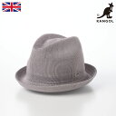 ■別のカラーはこちらネイビーブラック仕様 カラー：グレー ブランド：KANGOL（カンゴール）／イギリス 素材：ポリエステル60％、モダクリル40％ つばの広さ：約2.5〜3.5cm 重さ：約120g 台湾製 着用シーズン：春〜夏 ※サイズ調整テープ（長さ60cm）が1個付属します。 ■ サイズの目安 実寸：M:56cm、L:58cm、XL:60cm 1938年創業で80年以上の歴史を誇る、イギリスを代表する帽子ブランド KANGOL（カンゴール）は、1938年に英国カンブリア州クリーターで創業されたイギリスの帽子ブランドです。1918年に開業された前身は、フランスからバスクベレー帽などの商品を輸入して販売する帽子店でした。 KANGOL（カンゴール）のベレー帽は、第二次世界大戦中にイギリス軍の制服に採用されたのをきっかけに、知名度が高まります。特に、英雄モンゴメリー将軍が愛用する帽子として有名になりました。 ブランド名の「KANGOL（カンゴール）」は、帽子に使われる素材の、ニット（KNITTING）のK、アンゴラ（ANGORA）のANG、ウール（WOOL）のOLを組み合わせた造語と言われています。 シンボリックなカンガルーのロゴは、1983年に採用された後づけのもの。カンガルーのイメージから、オーストラリアのブランドと誤解されがちですが、上で紹介したようにイギリスのブランドになります。 第二次世界大戦後もその人気は盤石で、1948年に自国開催されたロンドンオリンピックの開会式では、英国チームの全員がKANGOL（カンゴール）のベレー帽をかぶって入場行進を行いました。 ザ・ビートルズの公式グッズにも採用され、多くのミュージシャンたちが愛用 KANGOL（カンゴール）といえば、「ビートルズの帽子」というイメージを持つ方も多いのではないでしょうか。 1960年代、帽子ブランドKANGOL（カンゴール）は、ティーンエイジャーをターゲットとしたプロモーション展開を模索します。 当時、若者たちに最も影響力をもっていたのは、イギリス・リバプール出身のロックバンドであるザ・ビートルズでした。KANGOL（カンゴール）は、そんなザ・ビートルズに白羽の矢を立てます。 ザ・ビートルズが本国イギリスからアメリカに初進出して大成功を収めた1964年、KANGOL（カンゴール）は、ザ・ビートルズの公式アイテムとして、帽子の全世界独占製造・販売権を取得しました。 販促活動の一環として、ザ・ビートルズのメンバー自らが帽子を着用しプロモーションを行うことで、KANGOL（カンゴール）の帽子は、「ビートルズの帽子」としてザ・ビートルズの音楽とともに、世界中の若者文化の中へと浸透していきました。