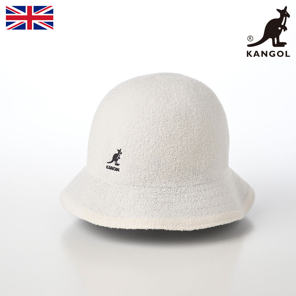 ■別のカラーはこちらブラックチャコール仕様 カラー：ホワイトブラック ブランド：KANGOL（カンゴール）／イギリス 素材：アクリル、モダクリル、その他 つばの広さ：約5〜6cm 重さ：約110g 折りたたみ可 台湾製 着用シーズン：通年 ■ サイズの目安 実寸：L:58cm、XL:60cm 片面をタオル地のような質感で人気のBERMUDA（バミューダ）素材で、反対面を春夏らしくサラッとした質感で人気のTROPIC（トロピック）素材で仕上げたベル型ハット。くるっと丸めて持ち運びできるのもポイントです。 1938年創業で80年以上の歴史を誇る、イギリスを代表する帽子ブランド KANGOL（カンゴール）は、1938年に英国カンブリア州クリーターで創業されたイギリスの帽子ブランドです。1918年に開業された前身は、フランスからバスクベレー帽などの商品を輸入して販売する帽子店でした。 KANGOL（カンゴール）のベレー帽は、第二次世界大戦中にイギリス軍の制服に採用されたのをきっかけに、知名度が高まります。特に、英雄モンゴメリー将軍が愛用する帽子として有名になりました。 ブランド名の「KANGOL（カンゴール）」は、帽子に使われる素材の、ニット（KNITTING）のK、アンゴラ（ANGORA）のANG、ウール（WOOL）のOLを組み合わせた造語と言われています。 シンボリックなカンガルーのロゴは、1983年に採用された後づけのもの。カンガルーのイメージから、オーストラリアのブランドと誤解されがちですが、上で紹介したようにイギリスのブランドになります。 第二次世界大戦後もその人気は盤石で、1948年に自国開催されたロンドンオリンピックの開会式では、英国チームの全員がKANGOL（カンゴール）のベレー帽をかぶって入場行進を行いました。 ザ・ビートルズの公式グッズにも採用され、多くのミュージシャンたちが愛用 KANGOL（カンゴール）といえば、「ビートルズの帽子」というイメージを持つ方も多いのではないでしょうか。 1960年代、帽子ブランドKANGOL（カンゴール）は、ティーンエイジャーをターゲットとしたプロモーション展開を模索します。 当時、若者たちに最も影響力をもっていたのは、イギリス・リバプール出身のロックバンドであるザ・ビートルズでした。KANGOL（カンゴール）は、そんなザ・ビートルズに白羽の矢を立てます。 ザ・ビートルズが本国イギリスからアメリカに初進出して大成功を収めた1964年、KANGOL（カンゴール）は、ザ・ビートルズの公式アイテムとして、帽子の全世界独占製造・販売権を取得しました。 販促活動の一環として、ザ・ビートルズのメンバー自らが帽子を着用しプロモーションを行うことで、KANGOL（カンゴール）の帽子は、「ビートルズの帽子」としてザ・ビートルズの音楽とともに、世界中の若者文化の中へと浸透していきました。