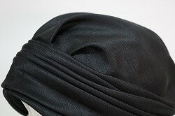 室内でもかぶったままでいられるつば無し帽子 日本製 シャンタン レディースターバン 室内 帽子 ブラック 黒 ツバのない帽子 ウィッグ代わり 婦人帽子 ミセス シニア シルバー 年配 春夏 通年 フォーマル 一年中 オールシーズン LT-06