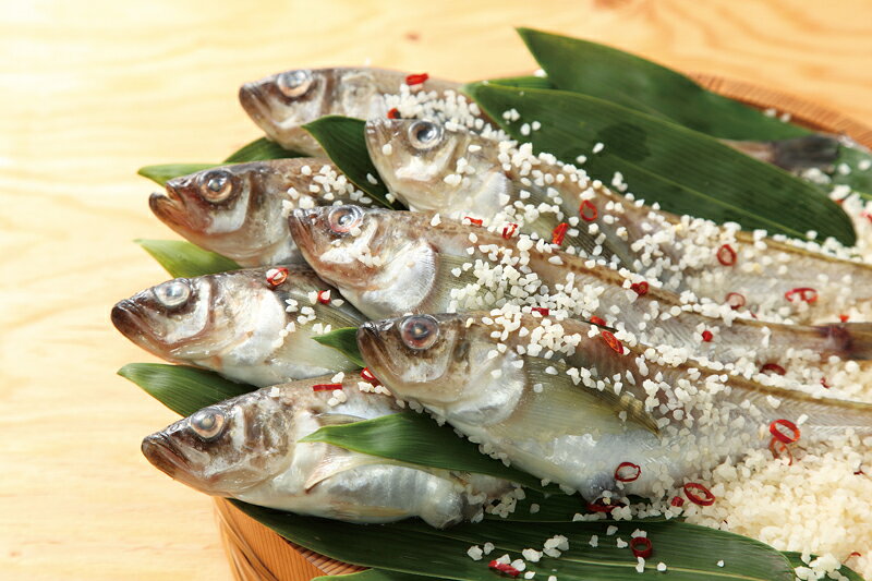 秋田の伝統食である「子持ちはたはた三五八漬け」は、厳選された子持ちはたはたを使用し、独自の三五八漬け製法で仕上げた逸品です。800gのパッケージには8～10尾のはたはたが含まれ、豊かな風味と食感を楽しむことができます。三五八漬けの特徴である塩味が絶妙に調和し、魚の旨味を引き立てます。食卓に秋田の伝統的な味わいをお届けし、特別なひとときを演出します。