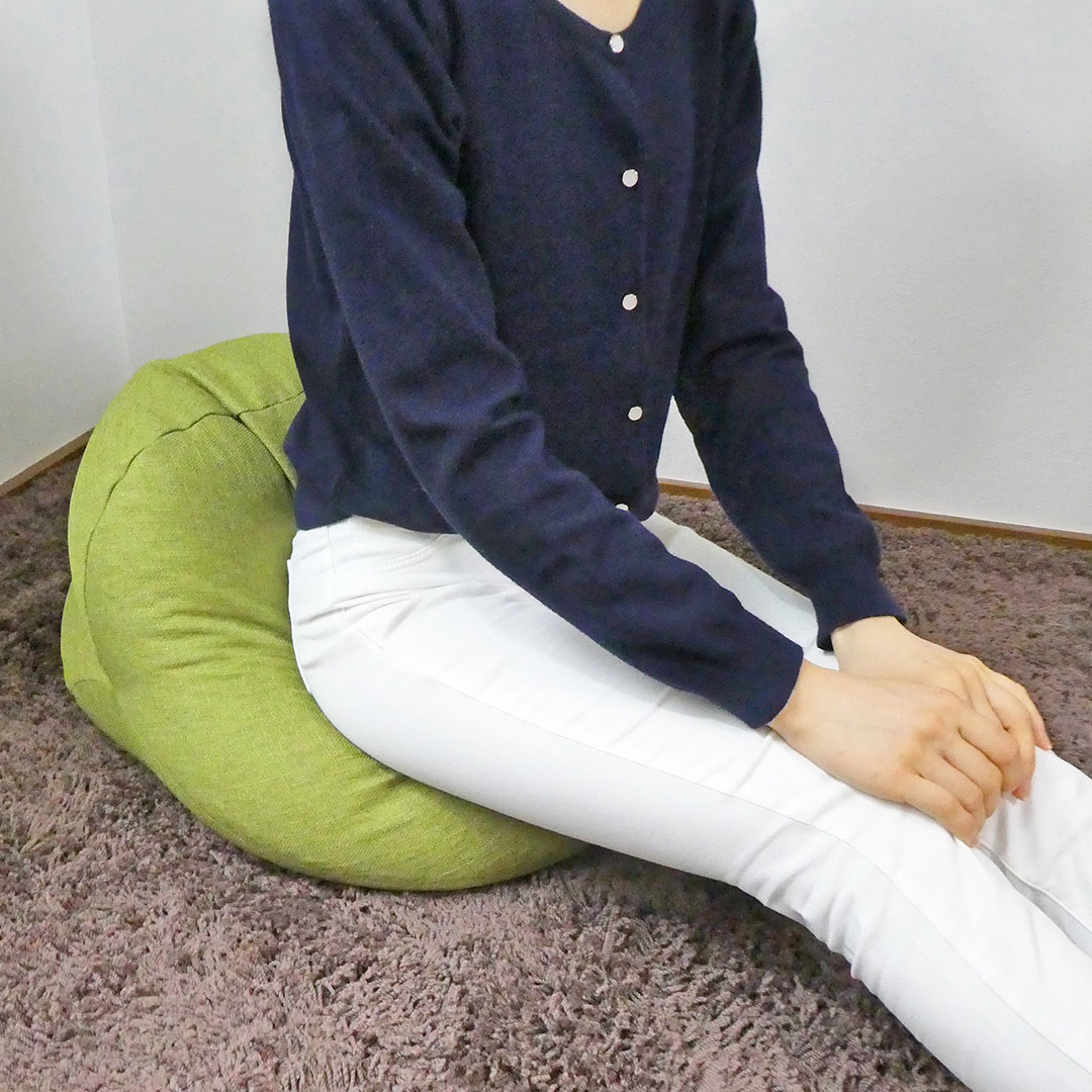 ハタジョの腰 腰用 クッション ビーズ ビーズクッション スツール ざえもん 和装 軽量 和風 座る 寝る 背もたれ 枕 高さ 調節 姿勢 骨盤 背骨 背中 体幹 保持 サポート らく 楽 ラク 疲れ 疲労 イス ソファー 家 ダイニング インテリア 和室 居間 やわらか ふわふわ 手洗い 洗える｜アングル3