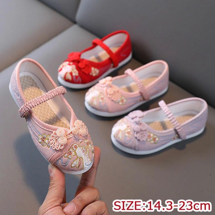 商品説明商品名 刺繍入りのかわいい七五三の靴です。 ぺたんこのフラットシューズでつま先が楽ちんなラウンドトゥ！つま先に負担がかかりにくく快適です。 柔らかい綿素材で長時間履いても痛くなりにくい！ 記念の日にピッタリな和柄の靴です。 サイズ 24/内寸14.3cm－37/内寸23.0cm 素材コットン+ゴム 生産国中国カラー ホワイト、ピンク、レッド セット内容 シューズ単品 注意 PC環境・光の具合により、色や素材のイメージが写真と若干異なる場合がございます。 モデル・写真に使用されているアクセサリー・小物は別途記載が無い限り付属いたしません。 商品に不良があった場合は、商品到着から5日以内にご連絡いただければご返金・交換対応させて頂きます。 商品のサイズは、全て平置きにて外寸を測定しております。 商品によっては+-0.5cm～1cmの誤差が発生してしまう場合がございます。 該当商品は他店と在庫共有です。タイミングにより、在庫ズレが生じる場合がございます。予めご了承ください。↓↓裏ボアタイプを欲しいお方は画像をクリック↓↓