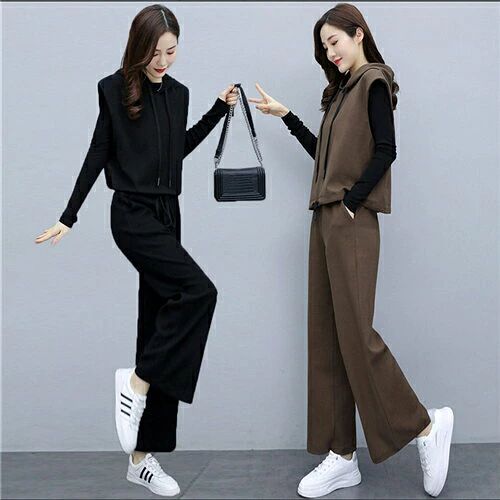 メーカー希望小売価格はメーカーカタログに基づいて掲載しています ●リーズナブルでデザイン性の高い、毎日着たくなるようなジャージをお探しの方におすすめです。●ジャージを着るシーンは、トレーニングやスポーツ時以外にもジムの行き帰りの移動着としてや普段着、部屋着などさまざまです。●もちろん複数シーンで着る想定でもOKですので、一番使いたいシーンを決めることで選びやすくなります。●通気性と吸水性、薄手で動きやすく、そして吸湿性に大変すぐれたセットアップになっております。 ソフトな肌触りで、快適な着心地だから、着心地らくらく。 汗も気にしないで　トレーニング 少し汗をかくような トレーニングにもOK。1日中快適に過ごす事が出来ます。●セット持っておきたいマストアイテムです。家でも外出先でも使える優秀ジャージセット。 セットでも別々で も使えるので幅広いコーディネートを楽しめます。 普段使いはもちろん、ウォーキング、ジョギング、ジム、エクササイズ、ヨガ、体操、エアロビクス、ダンス、自転車通勤や通学、お買い物やお出 かけ、お子様の送迎、旅行やアウトドア、ママ友会、散歩やウォーキング、ジョギングやスポーツなど幅広く大活躍します。 畳んでもかさばらず、シワにもなりにくいので 持ち運びにもおすすめです。 ちょっとした外出や急な用事のときにとても役立ちます。商品内容 上下3点セット 素材ポリエステル品質普通素材感普通（薄い、やや薄い、普通、やや厚い、厚い）季節オールシーズン販売対象自宅用、ギフト用サイズ 【S】着丈55cm、バスト82cm、ズボン丈94cm【M】着丈56cm、バスト86cm、ズボン丈95cm【L】着丈57cm、バスト90cm、ズボン丈96cm【XL】着丈58cm、バスト94cm、ズボン丈97cm【2XL】着丈59cm、バスト98cm、ズボン丈98cm※サイズについて不明な方はお気軽にお問い合わせください。※表示サイズがある場合、多少の誤差(約1-3cm)が生じる場合がございます。送料沖縄以外送料無料、沖縄地方1500円ラッピング対応ラッピング袋手配可能。 注意事項●製造上、細かな汚れやシワ糸のほつれが発生する場合がございます。●モニターの発色の具合によって実際のものと色が異なる場合が御座います。●商品の仕様は、製造元の都合により予告なく変更することがあります。また、突然の欠品等で商品手配の遅れや手配ができない場合がございますので、ご了承ください。 ●土日祝祭日のご注文およびお問い合わせへの弊社からのご連絡は、翌営業日となります。 ※その他のよくあるご質問。 ジャージ 上下セット レディース ジャージ セットアップ 女の子 おしゃれ 上下 3点 スウェット 長袖 春 秋 冬 セットアップ 可愛い 大きいサイズ ルームウェア 部屋着 トップス ゆったり ジョギング ヨガ 運動着 ダンス アウトドア 体操 通学 旅行 散歩 薄手 黒 コーヒー アクティブウェア セットアップ ジャージ レディース トレーニングスーツ 公園 散歩 送料無料"