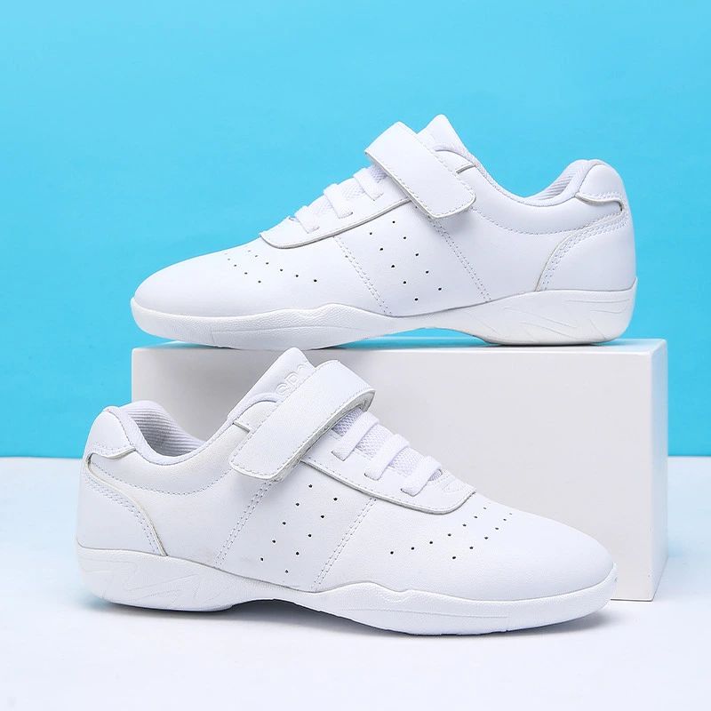 ダンススニーカー 女の子 チアシューズ 白 マジックテープ キッズ チアリーディングシューズ スクールシューズ 子供靴 練習用 軽量 エアロビクス体操 ジャズ 学校用 通学 柔らかい 小学生 ヒップホップ 体育館 屈曲性良い 19.0cm-24.0cm 靴底が強い耐摩耗性と耐曲性のダンスシュ一ズ！ 大人＆子供共に履ける豊富なサイズ展開なので家族みんなでお揃いを楽しむことができます。家族や友達へのプレゼントに選ばれています。 また、穴パンチング加工のおかげで通気性よく足元の不快な蒸れを緩めてくれる。吸湿性と通気性が優れており、抗菌機能を持っています。粘り強いマジックテープなので、子供でも脱ぎ履き簡単になります。 また、つま先部分は丸くゆったりした構造で、お足に負担のかかりにくいデザインとなっています。さらに柔軟性もよいので歩きやすいです。通気性と防水性を兼ね備えたチアスニーカーです。アッパーは防水素材で、雨の日でも履けるので梅雨時の外出スニーカーとしても最適です。厚みのあるインソールはクッション性があり、安定したローヒールでダンスの練習でもステージでの最高のパフォーマンスを発揮できます。伸縮性のある生地で自由に踊ることができます。足にフィットしやすく可動域が広いので床をつかみやすく確かなターンとステップをサポート。靴底が強い耐摩耗性と耐曲性のダンスシュ一ズ！ダンススニーカーならではのアーチ型の立体形状はフレキシブルで動きやすい。激しい足の動きに対応します。または足にフィットし可動域が広がります。靴擦れが少ない、踊る為のバランスと安定感。ダンスシューズとしてはもちろん、シンプルなデザインなので、普段の履きもおすすめです。ジャズ・各種ダンス・チアリーディング・ズンバ・フィットネス・エアロビクス等に適用です。ウォキング、散歩や買い物などで、スーパーやショッピングモールへお出かけの際に、着用されることもすすめです。ジャズシューズ、ダンススニーカー、社交ダンスシューズ兼用のジャズスニーカーです。日常に取り入れやすいホワイトで、10代・20代・30代・40代・50代・60代と多くの方に着用していただけますよ。親子や姉妹、仲の良い友達とお揃いコーデをenjoyするのもいいですね。プレゼントやギフトにも最適な一品ですよ。 5