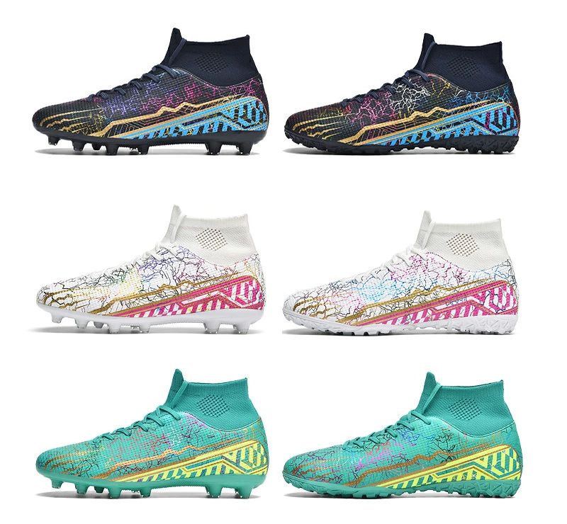 サッカーシューズ ジュニアサッカーシューズ レーニングシューズ 壊れた爪サッカーシューズ ジュニア 大人 専門家サッカー ファッション 滑り止 22.5cm-28.5cm アウトソールにはラバーを使用し、滑りにくいデザインの上に、着地時の衝撃を分散させて足の負担を軽減。 表地: ポリウレタン (PU)ヒールのタイプ: フラット留め具の種類: レースアップ【良い通気性】裏面は通気性の素材を採用して、通気性と吸汗性が抜群、足を自由に呼吸させる。シューズ内の蒸れを抑え快適にトレーニングが行え、スポーツの快適性をさせます。抑菌防臭機能を持つので、履き心地が快適。【滑り止め】アウトソールにはラバーを使用し、滑りにくいデザインの上に、着地時の衝撃を分散させて足の負担を軽減。防滑や防震機能付きの優れたクッション性があり、耐磨耗性は抜群で、雨の日にも楽に運動できます。【柔軟/軽量】気軽に曲がり、軽くて、柔らかく、自由に歩くことができる。競技者に安全防震で軽量的な靴を提供して、脚への負担をやわらげまして、競争の勝率が高める。【安定した踵】踵部分には保護設計を採用し、足をしっかりと保護。かかと部分は自然な動きをサポートするデザインで足のサポート、固定、保護により、運動中により積極的に動き始めます。 5