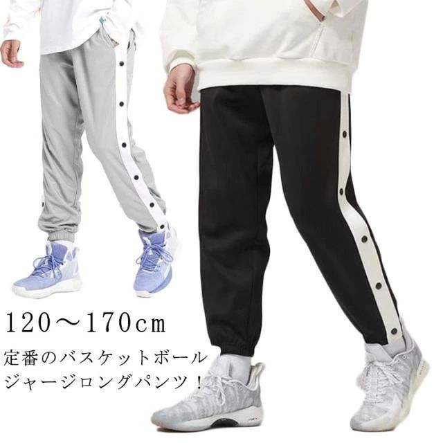 定番のバスケットボールジャージロングパンツ！120～170cmスナップボタン付きで着替えもラクラク！ウエストゴムと紐で調節可能なので、快適にお召しいただけます。さらりとした着心地の良いジャージ生地です。 サイズ 110cm 120cm 130cm 140cm 150cm 160cm 170cm サイズについての説明 110cm 120cm 130cm 140cm 150cm 160cm 170cm 素材 ポリエステル 色 ブラック グレー 備考 ●サイズ詳細等の測り方はスタッフ間で統一、徹底はしておりますが、実寸は商品によって若干の誤差(1cm～3cm )がある場合がございますので、予めご了承ください。 ●商品の色は、撮影時の光や、お客様のモニターの色具合などにより、実際の商品と異なる場合がございます。あらかじめ、ご了承ください。 ●製品によっては、生地の特性上、洗濯時に縮む場合がございますので洗濯時はご注意下さいませ。 ▼色味の強い製品によっては他の衣類などに色移りする場合もございますので、速やかに（脱水、乾燥等）するようにお願いいたします。 ▼生地によっては摩擦や汗、雨などで濡れた時は、他の製品に移染する恐れがございますので、着用の際はご注意下さい。 ▼生地の特性上、やや匂いが強く感じられるものもございます。数日のご使用や陰干しなどで気になる匂いはほとんど感じられなくなります。