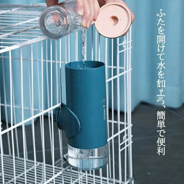 【サイズxカラー】サイズがS、Mで、カラーが四種類があります。ペットの体格と性格に合わせて選びください。【適用対象】小型犬、ネコ、ウサギなどの小動物が適用です。【コードや電池が不要】電源や電池はいらず、複雑な操作もなし、コードを使わないことで、水が好きなペットちゃんでも安心して遊ばせることができます。【掃除楽々】毎日使用する自動給水器は、水の交換やお手入れがどれだけ楽にできるかも非常に重要です。シンプルなデザインで、取り付け 注水が便利です。通常は乾いた柔らかい布でふいて結構です。汚れがひどいときは薄めの食器用中性洗剤を少し含ませた布でふいて、水に流れて手軽いです。【水の状態が確認しやすい】タンクの底部が透明なので、一目で水残量が確認できて、衛生面でかなり優れている水やり機です。ペット給水器 ペットボトル 猫 犬 ウ ブルー ピンク ホワイト ダークブルー 500ML 700ML