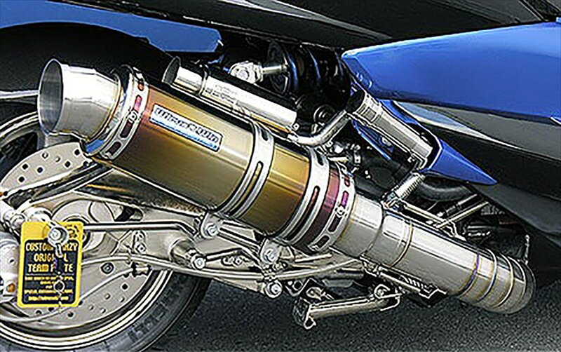 ■メーカー名：ウイルズウィン■メーカー品番：172-26-11マジェスティ250( 4D9 )用プレミアムマフラー チタン仕様です。かち上げでも無くショートでも無い、革新的次世代マフラーです。迫力と高級感のトータルバランスに優れており、ノーマル車からハードカスタム車まで、若者から年配者まで幅広い層に対応するマフラーに仕上げました。サイレンサー出口には削り出しタイプを採用し、立体感ある造形が最終エンドを引き締めています。エキパイには極太76mm径パイプを輪切りカットし、溶接職人が丁寧に絶妙な技で繋ぎ合わせて造り上げており、ワンオフマフラーのような迫力とプレミアムな印象の高い仕様になっております。プレミアムマフラーは、高度な技術をぎっしりと余すところ無く詰め込んだ、プレミアムでクオリティの高い究極の一品に仕上がっています。サイレンサーメインパイプ以外には、耐久性、耐食性の高いステンレスを採用しております。幾度ものテストを重ね、高強度で耐久性に優れた製品に仕上げました。音量、音質にもとことん拘って、歯切れの良いサウンドを醸し出します。バッフル(消音用のパーツ)を標準装備しておりますので、簡単な作業で2種類の音量が選択できます。装着はステーを2点止めで固定し、サイレンサーをバンドで止めてエキパイをエンジン側に固定するだけですので比較的簡単に取り付けできます。性能面でも低中速の落ち込みをなくしスムーズな走行を実現させています。ローダウン車にも対応できるよう製作しています。極端なローダウン量、ショックの固さ、走行条件、ワイドカウル装着等で場合によりボディと干渉する恐れがありますのでご注意下さい。干渉してしまう際には走行時にはリアショックを一番固い設定にして使用してください。オプションとしてアルミ無垢材から削り出したビレットマフラーステーをご用意しております。WirusWinロゴも彫り込まれており、プレート、カラー、ボルトキャップすべてアルミ無垢材からの削り出しで製作し、シャープで超高級デザインに仕上がっています。更なるプレミアム感の演出に最適です。マフラーの価格プラス￥8,500(税抜)でご提供しております。WirusWinステッカー、WirusWinプレート付属。バッフル(消音用のパーツ)を標準装備!! 2種類の音量が選択可能!!バッフル装着時 排気音量 約 92db 法定音量規制内 バッフル非装着時 排気音量 約 96db■必ずお読みください：キャンセル不可商品です。 プレミアムマフラー チタン■適合情報：ヤマハ[YAMAHA] MAJESTY250 [マジェスティ250 4D9/SG20J] 4D9タイプ：フルエキゾースト音量[デシベル]：92db材質[素材]：［サイレンサー］チタン備考：音量(db)はバッフル装着時の音量です ※画像注意書き ： 画像1：画像にはマフラー以外の製品も装着されております。 画像2： 画像3： 画像4： 画像5： 画像6： 画像7： 画像8： ■カテゴリ：車用品・バイク用品 ＞＞ バイク用品 ＞＞ パーツ ＞＞ マフラー ■分類：バイク用品,バイクパーツ（オートバイ/二輪車/モーターサイクル） ■有名バイク：ネイキッド,アメリカン,モタード,デュアルパーパス,レーサーレプリカ・スーパースポーツ,ツアラー/クルーザー,ミニバイク,ビッグスクーター,スクーター(原付バイク),ビジネスバイク,オンロード,オフロード,電動 ■キーワード：ツーリング(ロングツーリング),通勤,通学,ソロ,街乗り