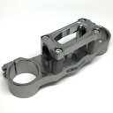 【ZETA】ジータ ハンドルバークランプ Y SX YZ250F 09-11 450F 09■カタログ品番：P036-0019■メーカー品番：ZE11-4127■JAN：4547836089374適応車両：YZ250F 09-11／450F 09 タイプ ： SX（大径バー:28.6mm用） 素材 ： アルミ合金削り出しアルマイト処理 ◆最適なライディングポジションを得ることは、もっとも効果のあるチューニングだ ◆ライダーそれぞれの体格、技量、使用目的に応じたハンドルバーのポジション調整を可能とする独自のアジャストシステム機能を採用 ◆本体はアルミ合金を削り出し加工し、アルマイト処理を施すことで耐食性・耐摩耗性が向上し、高品質な仕上がりを見せる ◆大径バー(28.6mm)用のSXとスタンダード径バー(22.2mm)用のCOMPをラインアップ ◆タイプ：SX(大径バー(28.6mm)用) 画像注意書き ： 前後にハンドルポジションの移動が可能。調節幅は車種によって異なります。 1ピースハンドルクランプにより剛性が向上、転倒時のねじれを防止。 適所に配置されたリブと、高精度な肉抜き加工によって剛性を保ちながらも軽量。 フォーククランプ部は適度な厚みを持たせ、固定強度を高める。 ■商品分類：バイク用品、オートバイ（モーターサイクル）パーツ ■カテゴリ：車、バイク、自転車 ＞ バイク ＞ ハンドル ＞ ステアリングダンパー ■対象：男性(メンズ)、女性(レディース) ■用途：ツーリング(ロングツーリング)、通勤、通学 ※号機番号と適応車種を必ずご確認のうえ、ご注文くださいますようお願い致します。ご不明点等は、ご注文前にお問合せください。 ※掲載商品と実際の商品との色合いが異なる場合がございます。ご了承の程、宜しくお願い致します。 ※商品は予告なく仕様の変更や販売を終了している場合がございますので予めご了承下さい。 ※画像は装着画像や塗装済みのイメージ画像の場合がございます。 ※画像に含まれる、小道具等は商品には含まれておりません。 ※画像は装着イメージです。車両本体は商品に含まれておりません。