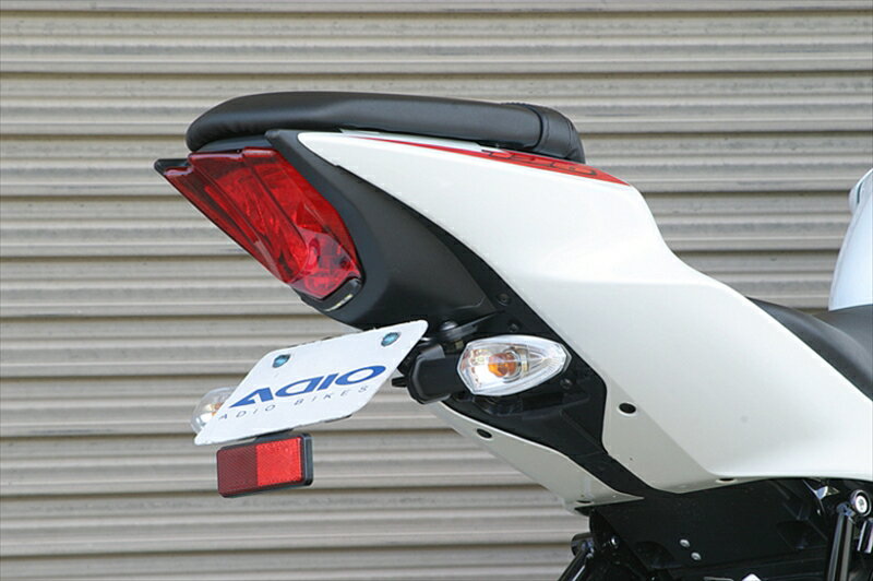 【ADIO(アディオ)】アディオ フェンダーレスキット GSX-S125 DL32B 17- GSX-R125 DL33B 18■カタログ品番：P090-8824■メーカー品番：BK41311■JAN：4582437432358適応車両：GSX-S125 DL32B 17-／GSX-R125 DL33B 18 加工： LEDナンバー灯を装着するにあたり配線加工が必要になります。 キャッチフレーズ ： LEDナンバー灯付き。リフレクターは純正を使用します。ナンバープレートが共振してビビリ音がでる場合があります。その場合は、防振ゴムを貼るなどの対応が必要です。 GSX-S125/R125 DL32B/DL33B 純正リフレクター使用 スズキ GSX-S125/R125用フェンダーレスキット 本格的なレーシングスタイルを一層アグレッシブに！ 125ccながらも、本格的なSSスタイルで人気のスズキ GSX−S125／GSX−R125。しかし、後に長く伸びた 大型のリアフェンダーは、せっかくのレーシングスタイルを スポイルしています。純正リアフェンダーを取り外し、 リアビューをレーシーにするフェンダーレスキットです。 ボディとナンバープレートを極力近づけ、シンプルで レーシーなリアビューを実現します。ウインカーステーも 別体式なので、いろいろなカスタムに対応できます。 フェンダーレスでスッキリとしたリアスタイル 本格的なレーシングスタイルのGSX-S125/R125。純正のリア フェンダーがそのイメージをスポイルしています。このリアフェン ダーを取り外し、ナンバープレートの位置をボディに近づけて、 リア周りをスッキリとレーシーにするフェンダーレスキットです。 ケツ上げ感が強調されて、SS感満載なリアビューが実現します。 別体式ウインカーステー＆リフレクターステー ウインカーステーとリフレクターステーは別体式とし、取り外す ことも可能です。いろいろなカスタムにも対応できます。 またリフレクターは、純正リフレクターを使用するタイプと、 スリムリフレクターをセットにしたタイプの2種類を設定してい ます。お好みに応じて、選択できます。 取り付けの際の注意事項 ・LEDナンバー灯の取り付けにあたり、純正のナンバー灯配線を加工する必要があります。 ・ナンバープレートが共振してビビリ音がでる場合があります。 その場合は、防振ゴムを貼るなどの対応が必要です。 画像注意書き ： ■商品分類：バイクパーツ、オートバイパーツ（モーターサイクル） ■カテゴリ：車、バイク、自転車 ＞ バイク ＞ 外装パーツ ＞ フェンダーブレース ■対象：男性(メンズ)、女性(レディース) ■キーワード：ツーリング(ロングツーリング)、通勤、通学 ※号機番号と適応車種を必ずご確認のうえ、ご注文くださいますようお願い致します。ご不明点等は、ご注文前にお問合せください。 ※掲載商品と実際の商品との色合いが異なる場合がございます。ご了承の程、宜しくお願い致します。 ※商品は予告なく仕様の変更や販売を終了している場合がございますので予めご了承下さい。 ※画像は装着画像や塗装済みのイメージ画像の場合がございます。 ※画像に含まれる、小道具等は商品には含まれておりません。 ※画像は装着イメージです。車両本体は商品に含まれておりません。