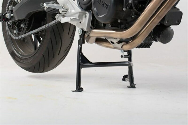 ■メーカー名：SW-MOTECH(エスダブリューモーテック)■メーカー品番[カタログ品番] ：HPS0766910000/B[P099-1837]■JAN：4538792113944■適応車両：BMW F800R09-■商品分類：バイクパーツ、オートバイパーツ（モーターサイクル）■ジャンル：外装 ＞ サイドスタンド センタースタンド■カテゴリ：車、バイク、自転車 ＞ バイク ＞ スタンド ＞ センタースタンド■対象：男性(メンズ)、女性(レディース)■キーワード：メンテナンス、ツーリング(ロングツーリング)、通勤、通学 キャッチフレーズ ： 強靭なスチールチューブを使ったセンタースタンドがあれば、安全かつ簡単にメンテナンスを行うことができます。車種別の緻密な設計で、最適な地面とのクリアランス確保。●掲載している車種・年式は、ヨーロッパモデルで確認された適合です。 日本国内で販売された車種・年式への適合は未確認です。 ◆上質な素材と緻密な設計でメンテナンスをもっと簡単に ◆強靭なスチールチューブを使ったセンタースタンドがあれば、安全かつ簡単にメンテナンスを行うことができます ◆車種別の緻密な設計で、最適な地面とのクリアランス確保 ◆しかも取付けは非常に簡単です ◆腐食防止のため、表面のパウダーコート施工前にサンドブラスト処理をしています 画像注意書き ：●写真は実際の製品と異なる場合がございます。 ●写真は実際の製品と異なる場合がございます。 ※号機番号と適応車種を必ずご確認のうえ、ご注文くださいますようお願い致します。ご不明点等は、ご注文前にお問合せください。 ※掲載商品と実際の商品との色合いが異なる場合がございます。ご了承の程、宜しくお願い致します。 ※商品は予告なく仕様の変更や販売を終了している場合がございますので予めご了承下さい。 ※画像は装着画像や塗装済みのイメージ画像の場合がございます。 ※画像に含まれる、小道具等は商品には含まれておりません。 ※画像は装着イメージです。車両本体は商品に含まれておりません。