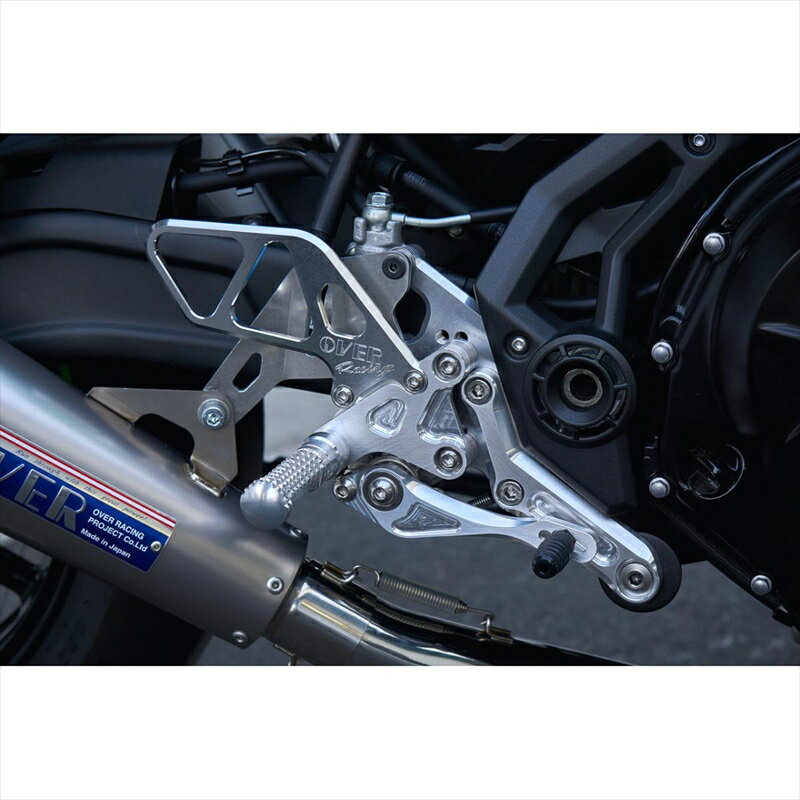 OVER バックステップ 4ポジション ブラック Ninja650 17-■カタログ品番：P094-3873■メーカー品番：51-74-01B■JAN：4539770118524適応車両：Ninja650 17- 素材： アルミニウム 色： ブラックアルマイト仕上げ ※画像はシルバーですが、こちらの品番はブラックです。 4ポジション 45mmBack/50mmUp 45mmBack/60mmUp 55mmBack/60mmUp 55mmBack/50mmUp ・STDマスター使用可能 ・STDブレーキホース使用可能(STD長にて使用できます) ・ABS対応 ・タンデムステップ使用可能 ・逆チェンジ不可 車種： Ninja650(17-) OVERRacing特有のアルミ削り出しによるスタイリッシュなデザイン。 ステップ位置は攻めた位置になりツーリングや街乗りでNinja650をよりSSのように乗っていただけるように設計。 OVER製のステップは純正品と比べ剛性が高くステップワーク時の感覚がよりダイレクトに伝わるので様々なスッテプワークに対応し、自分の思うようにライディングしやすくなりワインディングなどを軽快に爽快に走ることができます。 各部可動箇所もベアリングを使用するなどして精巧な作りになっている為 ツーリングなどでのシフトチェンジはもちろんの事サーキットなどでのシビアなシフトチェンジでもしっかりと対応し走りやすさをとことん追求。 画像注意書き ：※画像はシルバーの商品となります ※画像はシルバーの商品となります ■商品分類：バイクパーツ、オートバイパーツ（モーターサイクル） ■カテゴリ：車、バイク、自転車 ＞ バイク ＞ ステップ、ペダル ＞ ステップ ■対象：男性(メンズ)、女性(レディース) ■キーワード：ツーリング(ロングツーリング)、通勤、通学 ※号機番号と適応車種を必ずご確認のうえ、ご注文くださいますようお願い致します。ご不明点等は、ご注文前にお問合せください。 ※掲載商品と実際の商品との色合いが異なる場合がございます。ご了承の程、宜しくお願い致します。 ※商品は予告なく仕様の変更や販売を終了している場合がございますので予めご了承下さい。 ※画像は装着画像や塗装済みのイメージ画像の場合がございます。 ※画像に含まれる、小道具等は商品には含まれておりません。 ※画像は装着イメージです。車両本体は商品に含まれておりません。