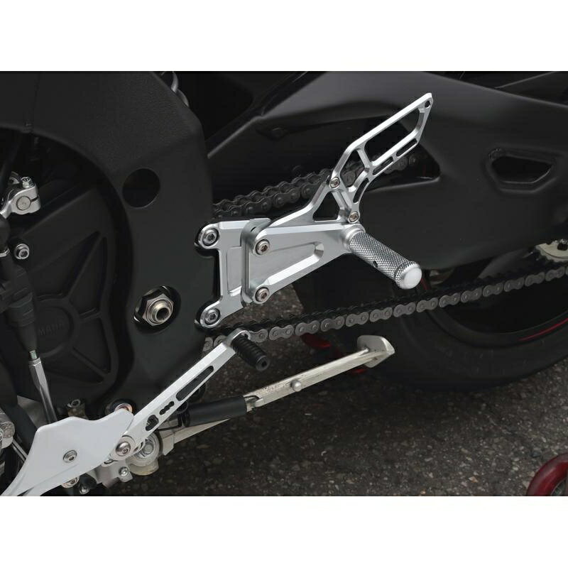 【K-FACTORY(ケイファクトリー)】K-FACTORY ライディングステップ メタリックシルバー YZF-R1 15-17■カタログ品番：349MZBR104N■メーカー品番：349MZBR104N■JAN：4582215606148適応車両：YZF-R1 15-17 ◆ストリート用の新型ライディングステップです！ ◆コンパクトな車体に対して、シンプルなデザインを採用した、高精度アルミ削り出しのライディングステップに仕上げました ◆ブレーキ側は操作性に優れる同軸タイプ、チェンジ側は車両に合わせた結果、別軸にすることにより、スムーズな動きのギヤチェンジでライディングを サポートします ※逆チェンジ可能です ◆4パターンのポジション変更が可能で、お好みのライディングポジションをお選びいただけます ◆チェンジ・ブレーキペダル部は、足の大きさやブーツの厚みに合わせて、 先端のペダルステップが、2ケ所（5mm間隔）の取付位置を選択できます ◆ブレーキスイッチには、ノーマルの機械式スイッチではなく、油圧式のオイルプレッシャースイッチ（別売）とすることで、リヤマスターシリンダー周りをシンプルにしました 【ポジション】 ・UP/BACK：20/20 30/20 20/30 30/30 ◆適合車種：YZF-R1／R1M　（15-） ※17年モデルの純正マフラーは、純正マフラーステーが使用できませんので取付できません 画像注意書き ： ■商品分類：バイクパーツ、オートバイパーツ（モーターサイクル） ■カテゴリ：車、バイク、自転車 ＞ バイク ＞ ステップ、ペダル ＞ ステップ ■対象：男性(メンズ)、女性(レディース) ■キーワード：ツーリング(ロングツーリング)、通勤、通学 ※号機番号と適応車種を必ずご確認のうえ、ご注文くださいますようお願い致します。ご不明点等は、ご注文前にお問合せください。 ※掲載商品と実際の商品との色合いが異なる場合がございます。ご了承の程、宜しくお願い致します。 ※商品は予告なく仕様の変更や販売を終了している場合がございますので予めご了承下さい。 ※画像は装着画像や塗装済みのイメージ画像の場合がございます。 ※画像に含まれる、小道具等は商品には含まれておりません。 ※画像は装着イメージです。車両本体は商品に含まれておりません。