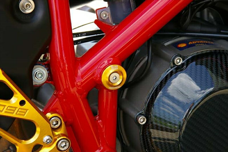 【BABYFACE】ベビーフェイス フレームキャップ シルバー 2ケイリ DUCATI 999■カタログ品番：P034-2985■メーカー品番：005-D0012SV■JAN：4589981513311適応車両：DUCATI 999 色 ： シルバー - 画像注意書き ：画像は1098用　ゴールドです ■商品分類：バイク用品、オートバイ（モーターサイクル）パーツ ■カテゴリ：車、バイク、自転車 ＞ バイク ＞ フレーム ＞ メインフレーム ■対象：男性(メンズ)、女性(レディース) ■用途：ツーリング(ロングツーリング)、通勤、通学 ※号機番号と適応車種を必ずご確認のうえ、ご注文くださいますようお願い致します。ご不明点等は、ご注文前にお問合せください。 ※掲載商品と実際の商品との色合いが異なる場合がございます。ご了承の程、宜しくお願い致します。 ※商品は予告なく仕様の変更や販売を終了している場合がございますので予めご了承下さい。 ※画像は装着画像や塗装済みのイメージ画像の場合がございます。 ※画像に含まれる、小道具等は商品には含まれておりません。 ※画像は装着イメージです。車両本体は商品に含まれておりません。