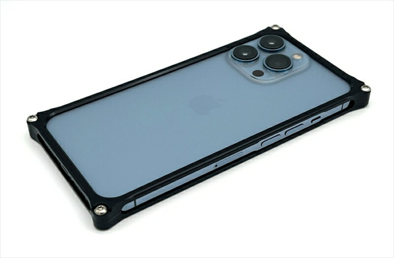 【GILD DESIGN(ギルドデザイン)】ソリッドバンパー ブラック iPhone 13/13 Pro GI-431B■カタログ品番：P108-2394■メーカー品番：43251■JAN：4522285432513適応車両：iPhone 13／13 Pro GI-431B キャッチフレーズ ：ソリッドバンパーの四隅が出っ張っているのは単なる見た目のデザインではなく、落下の際、四隅からの衝撃を吸収するために 「必要な肉厚」として設計されたものです。この四隅がスマートフォンを守る大きな役割を果たしています。ジュラルミン無垢材から精密に削り出した軽量で高剛性のケースでiPhone本体を外部の衝撃から守ります。 ◆コンセプト「お客様のスマートフォンを守る」は、iPhone用ケースの開発を始めてから11年間、一貫して変わっていません ◆今回のiPhone 13シリーズ対応ケースも「より使いやすく、より守る」をテーマに設計、製作を行いました ◆ケースの材質には航空、宇宙、レース部品に使用される「A2017」と呼ばれるジュラルミン無垢材を使用 ◆その中でも最高品質と言われている古河スカイ製(現在は株式会社UACJ)のジュラルミン・A2017Sを採用しています ◆ソリッドバンパーの四隅が出っ張っているのは単なる見た目のデザインではなく、落下の際、四隅からの衝撃を吸収するために 「必要な肉厚」として設計されたものです ◆この四隅がスマートフォンを守る大きな役割を果たしています ◆ジュラルミン無垢材から精密に削り出した軽量で高剛性のケースでiPhone本体を外部の衝撃から守ります 【操作性の追求】 ・何度も試作を繰り返し、バンパーと指が触れる部分は違和感が無いように設計しました ・使用頻度の高いスワイプもスムーズに操作することができます ・iPhone 13シリーズに装着しても違和感が無く、持ちやすいように何度も試作を繰り返し完成されました ・ボリュームボタンなどの操作部は、さらに大きな面取り加工を追加して12シリーズよりも操作性を向上しました ・繊細なレンズ表面を可能な限りプロテクト ・付属のアルミスペーサーをボルト部に装着すると、平坦な場所であれば、直接置いてもレンズは接する事がありません ・オプションとしてジュラルミン削り出しレンズガードもご用意しました ・大切なレンズを守ることが出来ます ・Apple純正のMagsafe充電器は勿論、多くの社外Magsafeアクセサリーもバンパーと干渉なくiPhone本体に装着出来ます（バンパー内幅65mm） ・サイズの大きいApple純正の「バッテリーパック」もiPhone本体に直接装着出来ます ・ストラップホールを標準装備 ・正面左下にストラップが付けれますので通話中も邪魔になりません ・ポケットにもスムーズに入れる事が出来ます ・アンテナモジュール部分をバンパーは隠していません ・すべて開口しており、5Gも問題なく使用可能です ・ボルトの緩み防止にゴム製Oリングを付属いたしました ・ネジと一緒に装着すれば緩みが解消されます ・別売りのカラーボルトセット(型番:GI-305)もボルトサイズが同じなので、iPhone 12シリーズ対応ケースにも使用可能です ※レンズ接触を避けるためのアルミシムを使用する場合は、ボルトの長さが足らなくなるので、ご使用いただけません ◆サイズ：11×77×152.5mm ◆重さ：18g 【製品内容】 ・ケース本体1set ・トルクスボルト5本(予備1本含む) ・衝撃吸収材5個(予備1個含む) ・Oリング5個(予備1含む) 【「レンズ干渉防止kit」（別梱包）】 ・トルクスボルト7.5mm：3本(予備1本含む) ・アルミシム2mm：3枚(予備1枚含む) ・アルミシム1mm：3枚(予備1枚含む) ◆カラー：ブラック 画像注意書き ： ■商品分類：バイクパーツ、オートバイパーツ（モーターサイクル） ■カテゴリ：車、バイク、自転車 ＞ バイク ＞ その他バイクパーツ、アクセサリー用品 ■対象：男性(メンズ)、女性(レディース) ■キーワード：ツーリング(ロングツーリング)、通勤、通学 ※号機番号と適応車種を必ずご確認のうえ、ご注文くださいますようお願い致します。ご不明点等は、ご注文前にお問合せください。 ※掲載商品と実際の商品との色合いが異なる場合がございます。ご了承の程、宜しくお願い致します。 ※商品は予告なく仕様の変更や販売を終了している場合がございますので予めご了承下さい。 ※画像は装着画像や塗装済みのイメージ画像の場合がございます。 ※画像に含まれる、小道具等は商品には含まれておりません。 ※画像は装着イメージです。車両本体は商品に含まれておりません。