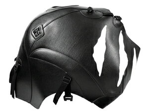 ■メーカー名：BAGSTER(バグスター) ■メーカー品番：1392F ■JAN：4547424557094 ・適応車両：TIGER900 99-06 ヨーロッパのバイク文化が生んだタンクをカバーするための商品。幅広いカラーバリエーションで、愛車のイメージチェンジに最適です。タンクの保護はもちろん、専用タンクバッグのベースとしてもご使用いただけます。マグネット式の製品と違い、高速走行中にバッグが浮く心配はありません。色[カラー]：ブラック/ホワイト 材質[素材]：PVC(合皮) 加工[有/無]：無 内容量[数量]：タンクカバー本体 型番：1392 備考：※タンクバッグはDZETA/CITYTRAILINI-TTのみ装着可。 ※仕様変更によりバックルの色が写真と異なる場合がございます。仕様のご指定はお受けできかねますのでご了承ください。 特記事項：合皮製のため装着後、車体に馴染むまでしばらく時間がかかります。特に給油口付近、フチの部分など若干浮いた状態になる場合がございますが、仕様ですので製品に問題はありません。タンクバッグ装着時、バッグのサイズ・車種によっては乗車姿勢やハンドリングに支障が出たり、カウルへの干渉が発生する場合がございます。乗車前には必ず運転操作に問題が無いかご確認ください。 使用上の注意：【取付時】タンクに砂等の異物が入っている場合、擦れてタンクに細かな傷が発生する可能性があります。洗車後タンクが乾いた状態で取り付けを行ってください。【お手入れ】定期的に取り外し、タンクとタンクカバーのクリーニング、およびメンテナンスを行ってください。汚れが気になる場合は、マイクロファイバーでふき取るか、中性洗剤を使用し、ぬるま湯で洗い流してください。万が一雨などで濡れた場合には、陰干しをして、乾燥した上でご使用ください。 ※画像注意書き ： 画像1： 画像2：※2021年10月頃よりバックル部の色がシルバーへ仕様変更されております。 画像3：※2021年10月頃よりバックル部の色がシルバーへ仕様変更されております。 画像4：※2021年10月頃よりバックル部の色がシルバーへ仕様変更されております。 画像5：※2021年10月頃よりバックル部の色がシルバーへ仕様変更されております。 画像6： 画像7： 画像8： 画像9： 画像10： ■カテゴリ：車用品・バイク用品 ＞＞ バイク用品 ＞＞ アクセサリー ＞＞ バッグ・ケース ＞＞ その他 ■分類：バイク用品,バイクパーツ（オートバイ/二輪車/モーターサイクル） ■有名バイク：ネイキッド,アメリカン,モタード,デュアルパーパス,レーサーレプリカ・スーパースポーツ,ツアラー/クルーザー,ミニバイク,ビッグスクーター,スクーター(原付バイク),ビジネスバイク,オンロード,オフロード,電動 ■キーワード：ツーリング(ロングツーリング),通勤,通学,ソロ,街乗り