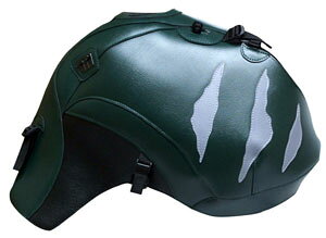 ■メーカー名：BAGSTER(バグスター) ■メーカー品番：1392I ■JAN：4547424557193 ・適応車両：TIGER900 99-06 ヨーロッパのバイク文化が生んだタンクをカバーするための商品。幅広いカラーバリエーションで、愛車のイメージチェンジに最適です。タンクの保護はもちろん、専用タンクバッグのベースとしてもご使用いただけます。マグネット式の製品と違い、高速走行中にバッグが浮く心配はありません。色[カラー]：ダークグリーン/スチールグレー 材質[素材]：PVC(合皮) 加工[有/無]：無 内容量[数量]：タンクカバー本体 型番：1392 備考：※タンクバッグはDZETA/CITYTRAILINI-TTのみ装着可。 ※仕様変更によりバックルの色が写真と異なる場合がございます。仕様のご指定はお受けできかねますのでご了承ください。 特記事項：合皮製のため装着後、車体に馴染むまでしばらく時間がかかります。特に給油口付近、フチの部分など若干浮いた状態になる場合がございますが、仕様ですので製品に問題はありません。タンクバッグ装着時、バッグのサイズ・車種によっては乗車姿勢やハンドリングに支障が出たり、カウルへの干渉が発生する場合がございます。乗車前には必ず運転操作に問題が無いかご確認ください。 使用上の注意：【取付時】タンクに砂等の異物が入っている場合、擦れてタンクに細かな傷が発生する可能性があります。洗車後タンクが乾いた状態で取り付けを行ってください。【お手入れ】定期的に取り外し、タンクとタンクカバーのクリーニング、およびメンテナンスを行ってください。汚れが気になる場合は、マイクロファイバーでふき取るか、中性洗剤を使用し、ぬるま湯で洗い流してください。万が一雨などで濡れた場合には、陰干しをして、乾燥した上でご使用ください。 ※画像注意書き ： 画像1： 画像2：※2021年10月頃よりバックル部の色がシルバーへ仕様変更されております。 画像3：※2021年10月頃よりバックル部の色がシルバーへ仕様変更されております。 画像4：※2021年10月頃よりバックル部の色がシルバーへ仕様変更されております。 画像5：※2021年10月頃よりバックル部の色がシルバーへ仕様変更されております。 画像6： 画像7： 画像8： 画像9： 画像10： ■カテゴリ：車用品・バイク用品 ＞＞ バイク用品 ＞＞ アクセサリー ＞＞ バッグ・ケース ＞＞ その他 ■分類：バイク用品,バイクパーツ（オートバイ/二輪車/モーターサイクル） ■有名バイク：ネイキッド,アメリカン,モタード,デュアルパーパス,レーサーレプリカ・スーパースポーツ,ツアラー/クルーザー,ミニバイク,ビッグスクーター,スクーター(原付バイク),ビジネスバイク,オンロード,オフロード,電動 ■キーワード：ツーリング(ロングツーリング),通勤,通学,ソロ,街乗り