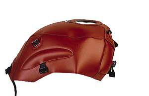 ■メーカー名：BAGSTER(バグスター) ■メーカー品番：1236B ■JAN：4547424831316 ・適応車両：CB750 93-03 色[カラー]：レッド 材質[素材]：PVC(合皮) 加工[有/無]：無 内容量[数量]：タンクカバー本体 型番：1236 備考：※仕様変更によりバックルの色が写真と異なる場合がございます。仕様のご指定はお受けできかねますのでご了承ください。 特記事項：合皮製のため装着後、車体に馴染むまでしばらく時間がかかります。特に給油口付近、フチの部分など若干浮いた状態になる場合がございますが、仕様ですので製品に問題はありません。タンクバッグ装着時、バッグのサイズ・車種によっては乗車姿勢やハンドリングに支障が出たり、カウルへの干渉が発生する場合がございます。乗車前には必ず運転操作に問題が無いかご確認ください。 使用上の注意：【取付時】タンクに砂等の異物が入っている場合、擦れてタンクに細かな傷が発生する可能性があります。洗車後タンクが乾いた状態で取り付けを行ってください。【お手入れ】定期的に取り外し、タンクとタンクカバーのクリーニング、およびメンテナンスを行ってください。汚れが気になる場合は、マイクロファイバーでふき取るか、中性洗剤を使用し、ぬるま湯で洗い流してください。万が一雨などで濡れた場合には、陰干しをして、乾燥した上でご使用ください。 ※画像注意書き ： 画像1： 画像2：※2021年10月頃よりバックル部の色がシルバーへ仕様変更されております。 画像3：※2021年10月頃よりバックル部の色がシルバーへ仕様変更されております。 画像4：※2021年10月頃よりバックル部の色がシルバーへ仕様変更されております。 画像5：※2021年10月頃よりバックル部の色がシルバーへ仕様変更されております。 画像6： 画像7： 画像8： 画像9： 画像10： ■カテゴリ：車用品・バイク用品 ＞＞ バイク用品 ＞＞ アクセサリー ＞＞ バッグ・ケース ＞＞ その他 ■分類：バイク用品,バイクパーツ（オートバイ/二輪車/モーターサイクル） ■有名バイク：ネイキッド,アメリカン,モタード,デュアルパーパス,レーサーレプリカ・スーパースポーツ,ツアラー/クルーザー,ミニバイク,ビッグスクーター,スクーター(原付バイク),ビジネスバイク,オンロード,オフロード,電動 ■キーワード：ツーリング(ロングツーリング),通勤,通学,ソロ,街乗り