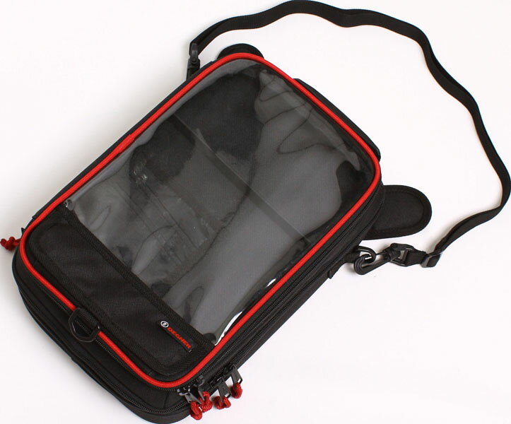【DEGNER(デグナー)】デグナー マグネット式タンクバッグ RDパイピング■カタログ品番：P052-9898■メーカー品番：NB-29MAG■JAN：4524486052699適応車両：RDパイピング タイプ ： マグネット 素材 ： ポリエステル 色 ： ブラック／レッドパイピング サイズ ： 縦33x横22x高さ11～19（cm） ◆カラー：ブラック ◆素材：POLY600D(本体） ◆容量：4～8L ◆付属品：脱落防止ベルト×1・レインカバー×1 【取付け、ご使用時の注意点】 ※経年変化やご使用による製品の劣化・損耗は避けられません ※耐久性には十分考慮しておりますが、過度な負担をかけたり、使用方法が適切でない場合破損する恐れがございます ※同じ製品であってもそのシワやヒビの入り方にはそれぞれ個体差があり、またその革固有のキズ・色合いの濃淡など一着一着に個性がございます ※製作時期によっても革の風合いに若干の差異が、生じることが御座いますので予めご了承ください ※製品本体及びその付属物が車体と干渉することにより、車体に傷がつく恐れがあります 画像注意書き ： NB−29MAG　ブラックの地図使用イメージ。 画像はNB−29MAG　ブラック装着イメージです。 画像はNB−29MAG　ブラック装着イメージです。 ■商品分類：バイクパーツ、オートバイパーツ（モーターサイクル） ■カテゴリ：車、バイク、自転車 ＞ バイク ＞ バイク用バッグ ＞ シートバッグ、リアバッグ ■対象：男性(メンズ)、女性(レディース) ■キーワード：ツーリング(ロングツーリング)、通勤、通学 ※号機番号と適応車種を必ずご確認のうえ、ご注文くださいますようお願い致します。ご不明点等は、ご注文前にお問合せください。 ※掲載商品と実際の商品との色合いが異なる場合がございます。ご了承の程、宜しくお願い致します。 ※商品は予告なく仕様の変更や販売を終了している場合がございますので予めご了承下さい。 ※画像は装着画像や塗装済みのイメージ画像の場合がございます。 ※画像に含まれる、小道具等は商品には含まれておりません。 ※画像は装着イメージです。車両本体は商品に含まれておりません。