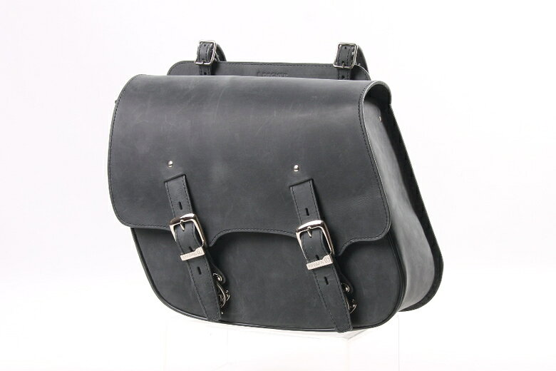 【DEGNER(デグナー)】デグナー レザーサドルバッグ BLACK■カタログ品番：P070-8452■メーカー品番：SB-60IN■JAN：4524486069413適応車両：BLACK 素材 ： 牛革 色 ： ブラック サイズ ： H31xW40xD14（cm） ◆カラー：ブラック ◆素材：牛革 ◆サイズ：縦31×横40×幅14（cm） ◆容量：12L ◆付属品：レインカバー×1・車体取り付けベルト×2 【取付け、ご使用時の注意点】 ※経年変化やご使用による製品の劣化・損耗は避けられません ※耐久性には十分考慮しておりますが、過度な負担をかけたり使用方法が適切でない場合破損する恐れがございます ※同じ製品であってもそのシワやヒビの入り方にはそれぞれ個体差があり、またその革固有のキズ・色合いの濃淡など一着一着に個性がございます ※製作時期によっても革の風合いに若干の差異が生じることが御座いますので、予めご了承ください ※オイルレザーは通常の皮革に比べ、多くの油分を含んでいます。ご使用いただくにつれて色が薄くなることがありますので、定期的に皮革用オイルで油分を補充してください 画像注意書き ： ■商品分類：バイクパーツ、オートバイパーツ（モーターサイクル） ■カテゴリ：車、バイク、自転車 ＞ バイク ＞ バイク用バッグ ＞ シートバッグ、リアバッグ ■対象：男性(メンズ)、女性(レディース) ■キーワード：ツーリング(ロングツーリング)、通勤、通学 ※号機番号と適応車種を必ずご確認のうえ、ご注文くださいますようお願い致します。ご不明点等は、ご注文前にお問合せください。 ※掲載商品と実際の商品との色合いが異なる場合がございます。ご了承の程、宜しくお願い致します。 ※商品は予告なく仕様の変更や販売を終了している場合がございますので予めご了承下さい。 ※画像は装着画像や塗装済みのイメージ画像の場合がございます。 ※画像に含まれる、小道具等は商品には含まれておりません。 ※画像は装着イメージです。車両本体は商品に含まれておりません。