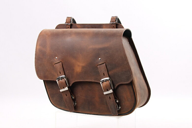 【DEGNER(デグナー)】デグナー レザーサドルバッグ BROWN■カタログ品番：P070-8453■メーカー品番：SB-60IN■JAN：4524486069420適応車両：BROWN 素材 ： 牛革 色 ： ブラウン サイズ ： H31xW40xD14（cm） ◆カラー：ブラウン ◆素材：牛革 ◆サイズ：縦31×横40×幅14（cm） ◆容量：12L ◆付属品：レインカバー×1・車体取り付けベルト×2 【取付け、ご使用時の注意点】 ※経年変化やご使用による製品の劣化・損耗は避けられません ※耐久性には十分考慮しておりますが、過度な負担をかけたり使用方法が適切でない場合破損する恐れがございます ※同じ製品であってもそのシワやヒビの入り方にはそれぞれ個体差があり、またその革固有のキズ・色合いの濃淡など一着一着に個性がございます ※製作時期によっても革の風合いに若干の差異が生じることが御座いますので、予めご了承ください ※オイルレザーは通常の皮革に比べ、多くの油分を含んでいます。ご使用いただくにつれて色が薄くなることがありますので、定期的に皮革用オイルで油分を補充してください 画像注意書き ： ■商品分類：バイクパーツ、オートバイパーツ（モーターサイクル） ■カテゴリ：車、バイク、自転車 ＞ バイク ＞ バイク用バッグ ＞ シートバッグ、リアバッグ ■対象：男性(メンズ)、女性(レディース) ■キーワード：ツーリング(ロングツーリング)、通勤、通学 ※号機番号と適応車種を必ずご確認のうえ、ご注文くださいますようお願い致します。ご不明点等は、ご注文前にお問合せください。 ※掲載商品と実際の商品との色合いが異なる場合がございます。ご了承の程、宜しくお願い致します。 ※商品は予告なく仕様の変更や販売を終了している場合がございますので予めご了承下さい。 ※画像は装着画像や塗装済みのイメージ画像の場合がございます。 ※画像に含まれる、小道具等は商品には含まれておりません。 ※画像は装着イメージです。車両本体は商品に含まれておりません。