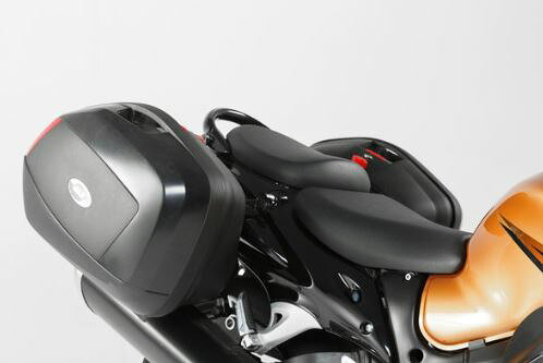 【SW-MOTECH(エスダブリューモーテック)】SWモーテック EVOプロファイルキャリア GSX1300R 08■カタログ品番：P088-3638■メーカー品番：KFT0557516000/B■JAN：4538792867793適応車両：GSX1300R 08 キャッチフレーズ ： EVOプロファイルキャリア 適合 ： スズキ[SUZUKI]…GSX1300R HAYABUSA [ハヤブサ K8-] 08 メーカー品番[カタログ品番] ： KFT0557516000/B 画像注意書き ： ■商品分類：バイクパーツ、オートバイパーツ（モーターサイクル） ■カテゴリ：車、バイク、自転車 ＞ バイク ＞ 外装パーツ ＞ リアキャリア ■対象：男性(メンズ)、女性(レディース) ■キーワード：ツーリング(ロングツーリング)、通勤、通学 ※号機番号と適応車種を必ずご確認のうえ、ご注文くださいますようお願い致します。ご不明点等は、ご注文前にお問合せください。 ※掲載商品と実際の商品との色合いが異なる場合がございます。ご了承の程、宜しくお願い致します。 ※商品は予告なく仕様の変更や販売を終了している場合がございますので予めご了承下さい。 ※画像は装着画像や塗装済みのイメージ画像の場合がございます。 ※画像に含まれる、小道具等は商品には含まれておりません。 ※画像は装着イメージです。車両本体は商品に含まれておりません。