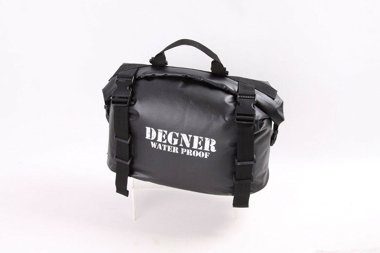 【DEGNER(デグナー)】デグナー 防水サイドバッグ ブラック■カタログ品番：P091-4517■メーカー品番：NB-148■JAN：4524486077852適応車両：ブラック ◆カラー：ブラック ◆素材：TPU ◆サイズ：縦27×横42×幅17（cm） ◆容量：18L ◆付属品：シート取付ベルト×2・補助ベルト×2・厚板 【取付け、ご使用時の注意点】 ※経年変化やご使用による製品の劣化・損耗は避けられません ※耐久性には十分考慮しておりますが、過度な負担をかけたり、使用方法が適切でない場合破損する恐れがございます ※製品本体及びその付属物が車体と干渉することにより、車体に傷がつく恐れがあります 画像注意書き ： 画像はカーキです 画像はカーキです ■商品分類：バイクパーツ、オートバイパーツ（モーターサイクル） ■カテゴリ：車、バイク、自転車 ＞ バイク ＞ バイク用バッグ ＞ シートバッグ、リアバッグ ■対象：男性(メンズ)、女性(レディース) ■キーワード：ツーリング(ロングツーリング)、通勤、通学 ※号機番号と適応車種を必ずご確認のうえ、ご注文くださいますようお願い致します。ご不明点等は、ご注文前にお問合せください。 ※掲載商品と実際の商品との色合いが異なる場合がございます。ご了承の程、宜しくお願い致します。 ※商品は予告なく仕様の変更や販売を終了している場合がございますので予めご了承下さい。 ※画像は装着画像や塗装済みのイメージ画像の場合がございます。 ※画像に含まれる、小道具等は商品には含まれておりません。 ※画像は装着イメージです。車両本体は商品に含まれておりません。