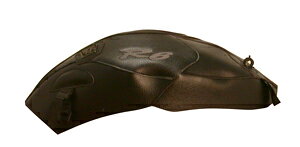 ■メーカー名：BAGSTER(バグスター) ■メーカー品番：1515U ■JAN：4547424827289 ・適応車両：YZF-R6 06-07 色[カラー]：ブラック 材質[素材]：PVC(合皮) 加工[有/無]：無 内容量[数量]：タンクカバー本体 型番：1515 備考：※仕様変更によりバックルの色が写真と異なる場合がございます。仕様のご指定はお受けできかねますのでご了承ください。 特記事項：合皮製のため装着後、車体に馴染むまでしばらく時間がかかります。特に給油口付近、フチの部分など若干浮いた状態になる場合がございますが、仕様ですので製品に問題はありません。タンクバッグ装着時、バッグのサイズ・車種によっては乗車姿勢やハンドリングに支障が出たり、カウルへの干渉が発生する場合がございます。乗車前には必ず運転操作に問題が無いかご確認ください。 使用上の注意：【取付時】タンクに砂等の異物が入っている場合、擦れてタンクに細かな傷が発生する可能性があります。洗車後タンクが乾いた状態で取り付けを行ってください。【お手入れ】定期的に取り外し、タンクとタンクカバーのクリーニング、およびメンテナンスを行ってください。汚れが気になる場合は、マイクロファイバーでふき取るか、中性洗剤を使用し、ぬるま湯で洗い流してください。万が一雨などで濡れた場合には、陰干しをして、乾燥した上でご使用ください。 ※画像注意書き ： 画像1： 画像2：※2021年10月頃よりバックル部の色がシルバーへ仕様変更されております。 画像3：※2021年10月頃よりバックル部の色がシルバーへ仕様変更されております。 画像4：※2021年10月頃よりバックル部の色がシルバーへ仕様変更されております。 画像5：※2021年10月頃よりバックル部の色がシルバーへ仕様変更されております。 画像6： 画像7： 画像8： 画像9： 画像10： ■カテゴリ：車用品・バイク用品 ＞＞ バイク用品 ＞＞ アクセサリー ＞＞ バッグ・ケース ＞＞ その他 ■分類：バイク用品,バイクパーツ（オートバイ/二輪車/モーターサイクル） ■有名バイク：ネイキッド,アメリカン,モタード,デュアルパーパス,レーサーレプリカ・スーパースポーツ,ツアラー/クルーザー,ミニバイク,ビッグスクーター,スクーター(原付バイク),ビジネスバイク,オンロード,オフロード,電動 ■キーワード：ツーリング(ロングツーリング),通勤,通学,ソロ,街乗り